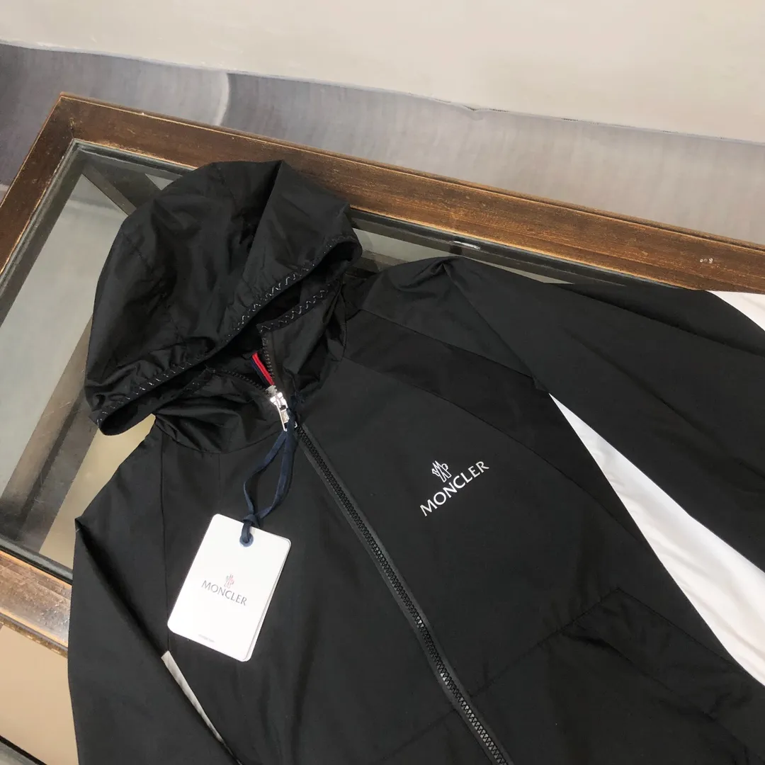 P430 New model on the shelves 🎬 MONCLER new model for spring, autumn and winter, black and white color matching windbreaker hooded jacket! Classic chest logo embellishment design. Letter printing on the back ~ makes the whole thing more fashionable, comfortable, skin-friendly, and breathable. It is practical for daily commuting and leisure. Exclusive top-grade customized fabric, simple and elegant, clean and neat tailoring, soft and dry to the touch, and the upper body effect is crisp and stylish. The three-dimensional cutting process and the pattern are all of high standards, and the silhouette version has the right benefits! It is not tight at all, and with so many top-quality raw materials, it creates a high-end product with unparalleled value, and the upper body effect is super good-looking! Color: black Size: m-2XL