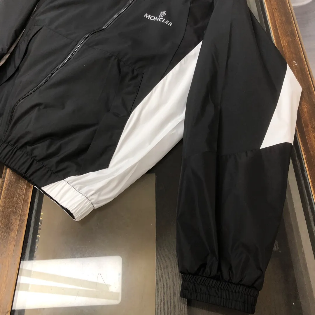 P430 New model on the shelves 🎬 MONCLER new model for spring, autumn and winter, black and white color matching windbreaker hooded jacket! Classic chest logo embellishment design. Letter printing on the back ~ makes the whole thing more fashionable, comfortable, skin-friendly, and breathable. It is practical for daily commuting and leisure. Exclusive top-grade customized fabric, simple and elegant, clean and neat tailoring, soft and dry to the touch, and the upper body effect is crisp and stylish. The three-dimensional cutting process and the pattern are all of high standards, and the silhouette version has the right benefits! It is not tight at all, and with so many top-quality raw materials, it creates a high-end product with unparalleled value, and the upper body effect is super good-looking! Color: black Size: m-2XL