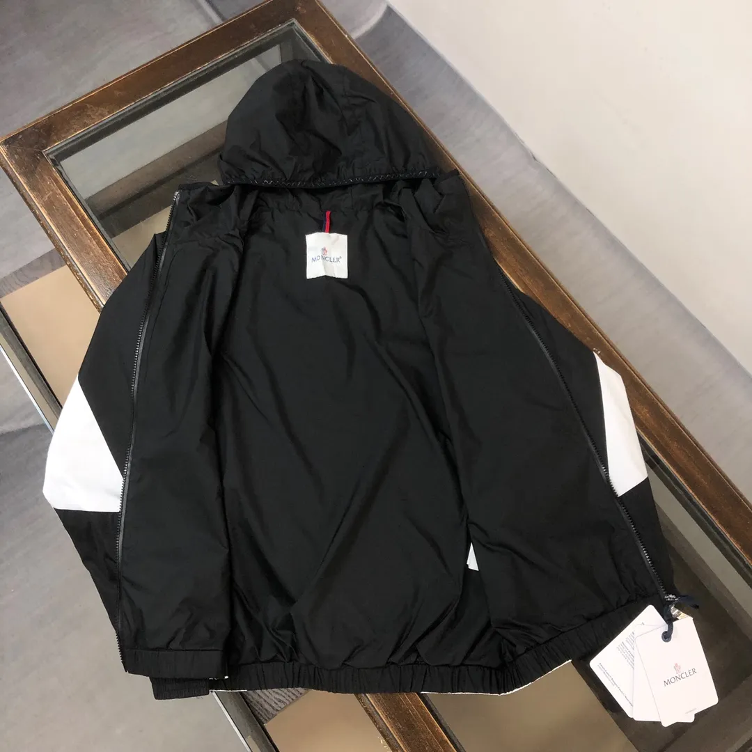 P430 New model on the shelves 🎬 MONCLER new model for spring, autumn and winter, black and white color matching windbreaker hooded jacket! Classic chest logo embellishment design. Letter printing on the back ~ makes the whole thing more fashionable, comfortable, skin-friendly, and breathable. It is practical for daily commuting and leisure. Exclusive top-grade customized fabric, simple and elegant, clean and neat tailoring, soft and dry to the touch, and the upper body effect is crisp and stylish. The three-dimensional cutting process and the pattern are all of high standards, and the silhouette version has the right benefits! It is not tight at all, and with so many top-quality raw materials, it creates a high-end product with unparalleled value, and the upper body effect is super good-looking! Color: black Size: m-2XL