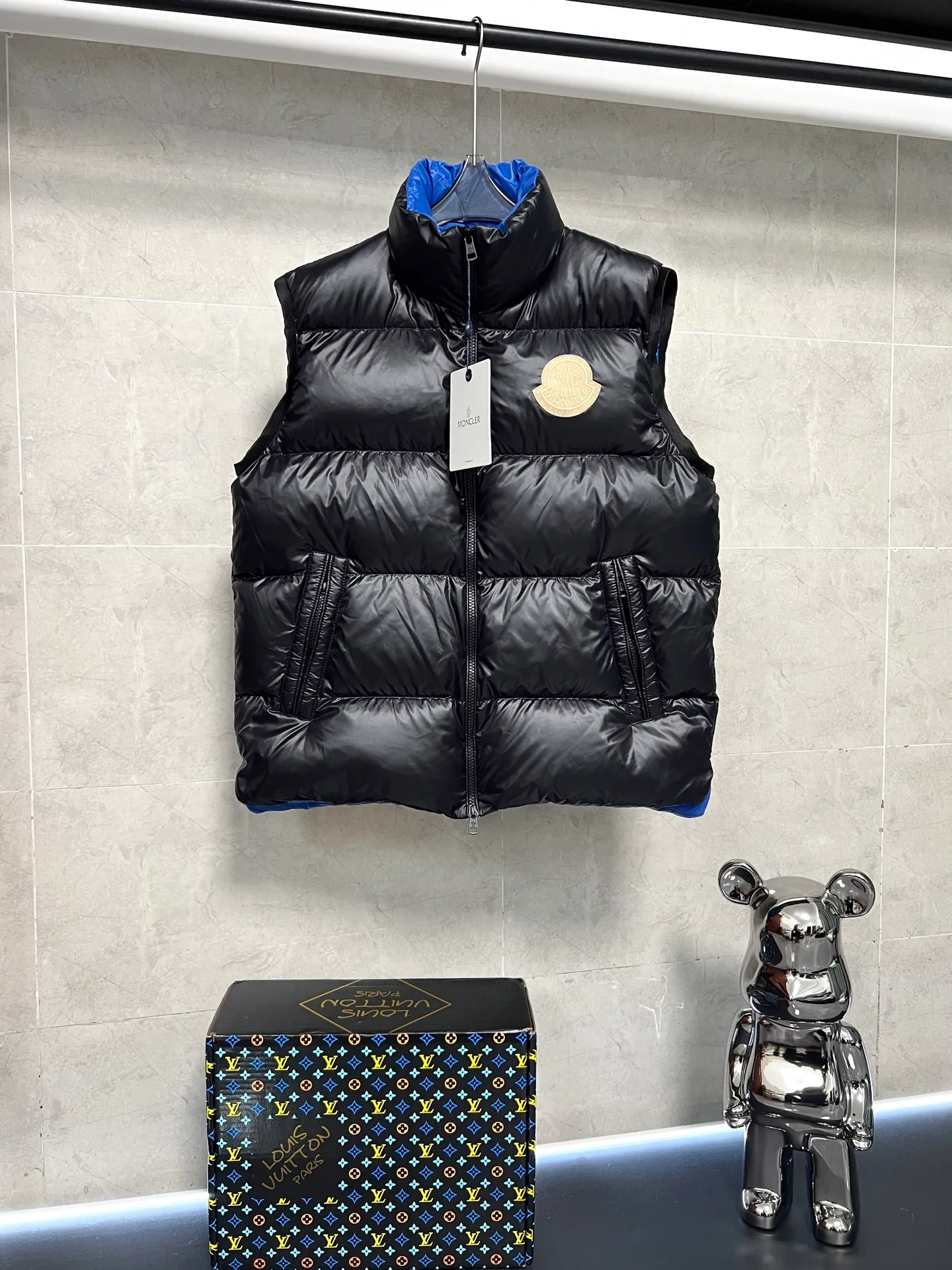 P600 Moncler Mouth Sumido Series Stand Collar Zipper Pocket Sleeveless Down Jacket Vest A must-have warm item for cooling weather, it can be worn both daily and for outdoor sports. It gives people a different visual effect. It is wear-resistant, scratch-resistant and easy to care for. The interior is filled with high-quality white goose velvet. It is paired with large square quilting technology to create a fluffy and plump overall effect. It also has a strong thermal insulation and temperature locking effect, so that you are not afraid of the cold outdoor weather in autumn and winter. Size: 123456