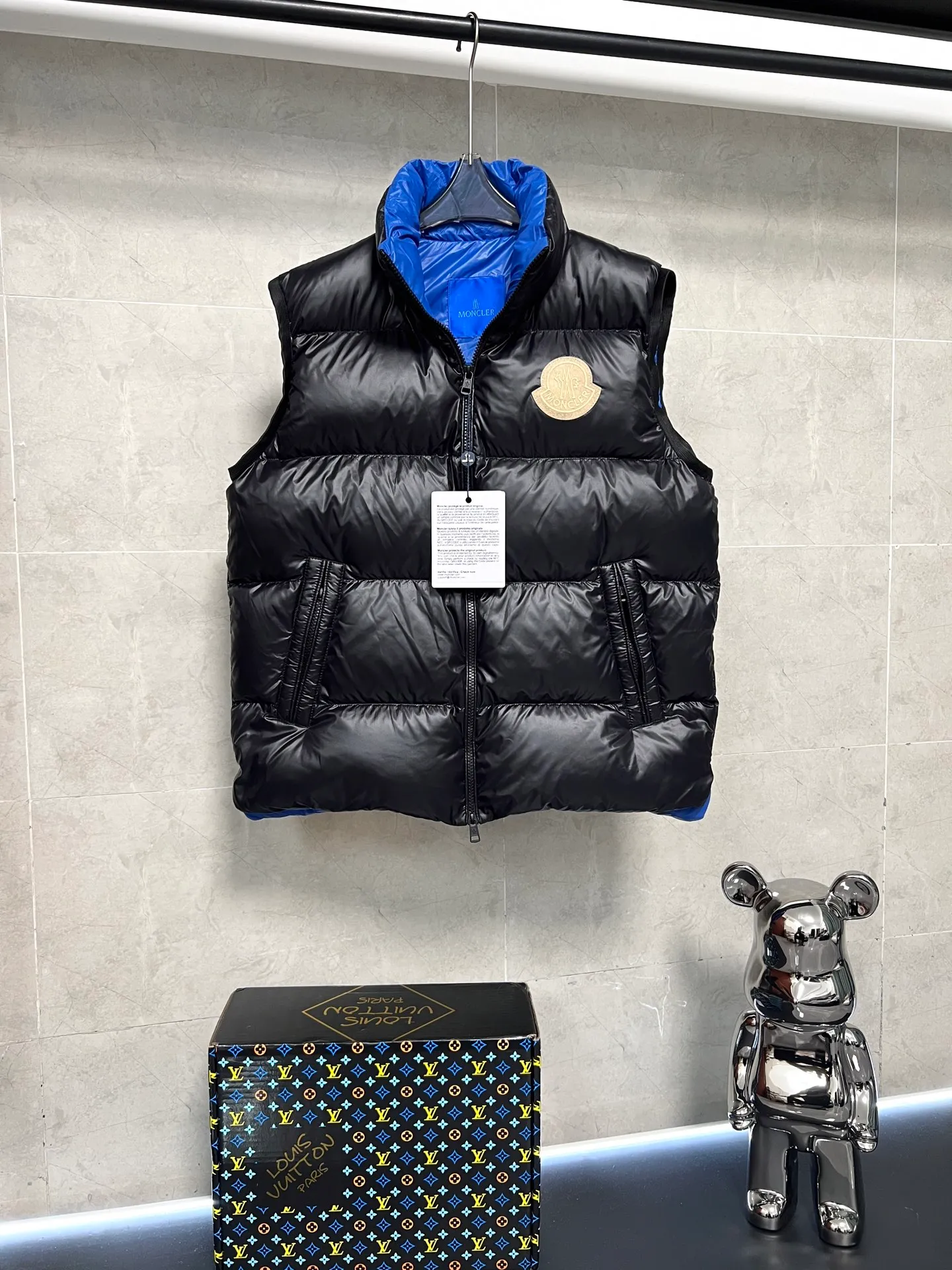 P600 Moncler Mouth Sumido Series Stand Collar Zipper Pocket Sleeveless Down Jacket Vest A must-have warm item for cooling weather, it can be worn both daily and for outdoor sports. It gives people a different visual effect. It is wear-resistant, scratch-resistant and easy to care for. The interior is filled with high-quality white goose velvet. It is paired with large square quilting technology to create a fluffy and plump overall effect. It also has a strong thermal insulation and temperature locking effect, so that you are not afraid of the cold outdoor weather in autumn and winter. Size: 123456