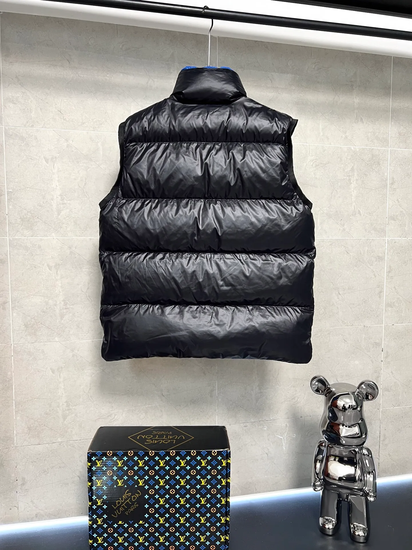 P600 Moncler Mouth Sumido Series Stand Collar Zipper Pocket Sleeveless Down Jacket Vest A must-have warm item for cooling weather, it can be worn both daily and for outdoor sports. It gives people a different visual effect. It is wear-resistant, scratch-resistant and easy to care for. The interior is filled with high-quality white goose velvet. It is paired with large square quilting technology to create a fluffy and plump overall effect. It also has a strong thermal insulation and temperature locking effect, so that you are not afraid of the cold outdoor weather in autumn and winter. Size: 123456
