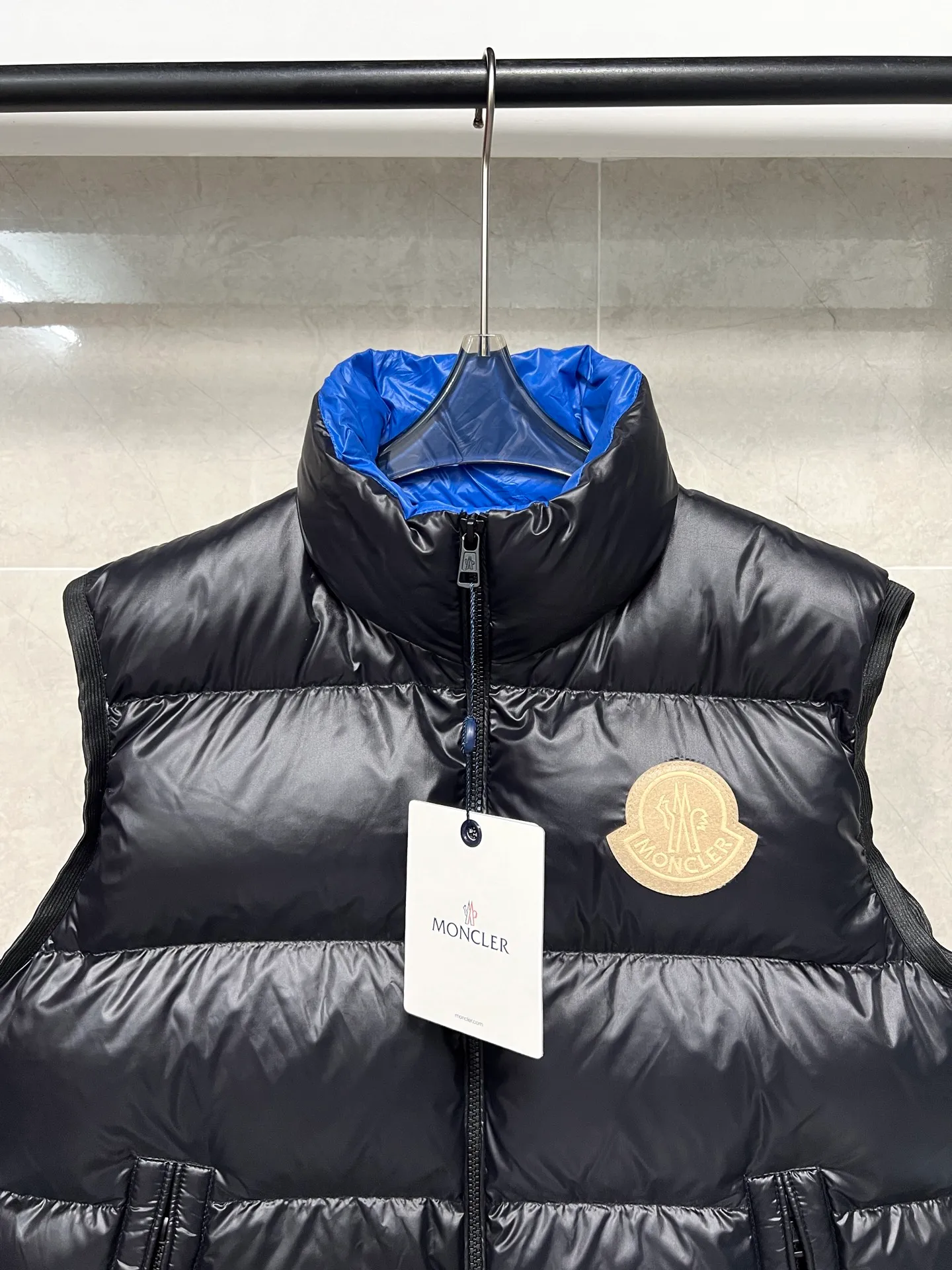 P600 Moncler Mouth Sumido Series Stand Collar Zipper Pocket Sleeveless Down Jacket Vest A must-have warm item for cooling weather, it can be worn both daily and for outdoor sports. It gives people a different visual effect. It is wear-resistant, scratch-resistant and easy to care for. The interior is filled with high-quality white goose velvet. It is paired with large square quilting technology to create a fluffy and plump overall effect. It also has a strong thermal insulation and temperature locking effect, so that you are not afraid of the cold outdoor weather in autumn and winter. Size: 123456