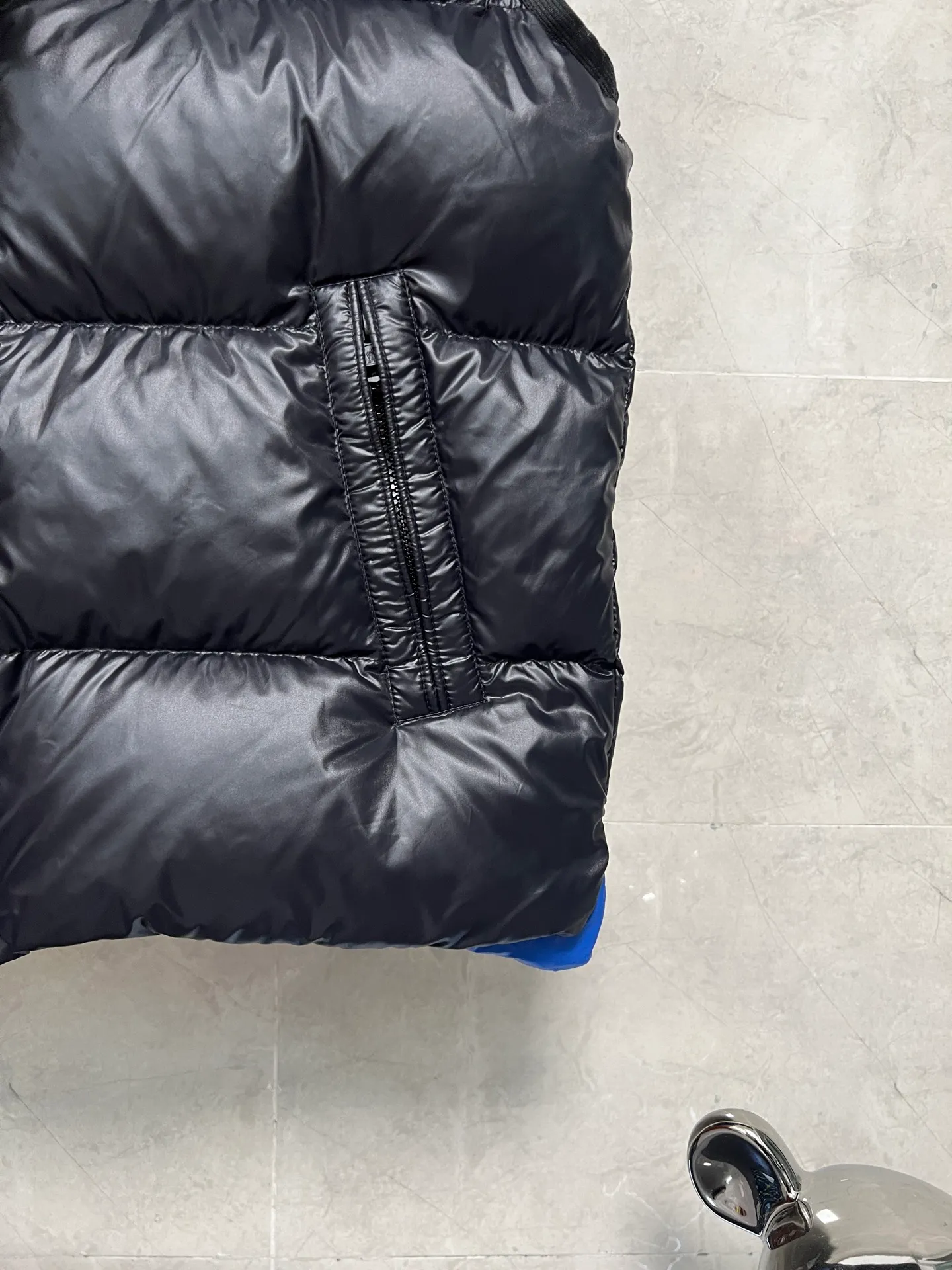 P600 Moncler Mouth Sumido Series Stand Collar Zipper Pocket Sleeveless Down Jacket Vest A must-have warm item for cooling weather, it can be worn both daily and for outdoor sports. It gives people a different visual effect. It is wear-resistant, scratch-resistant and easy to care for. The interior is filled with high-quality white goose velvet. It is paired with large square quilting technology to create a fluffy and plump overall effect. It also has a strong thermal insulation and temperature locking effect, so that you are not afraid of the cold outdoor weather in autumn and winter. Size: 123456