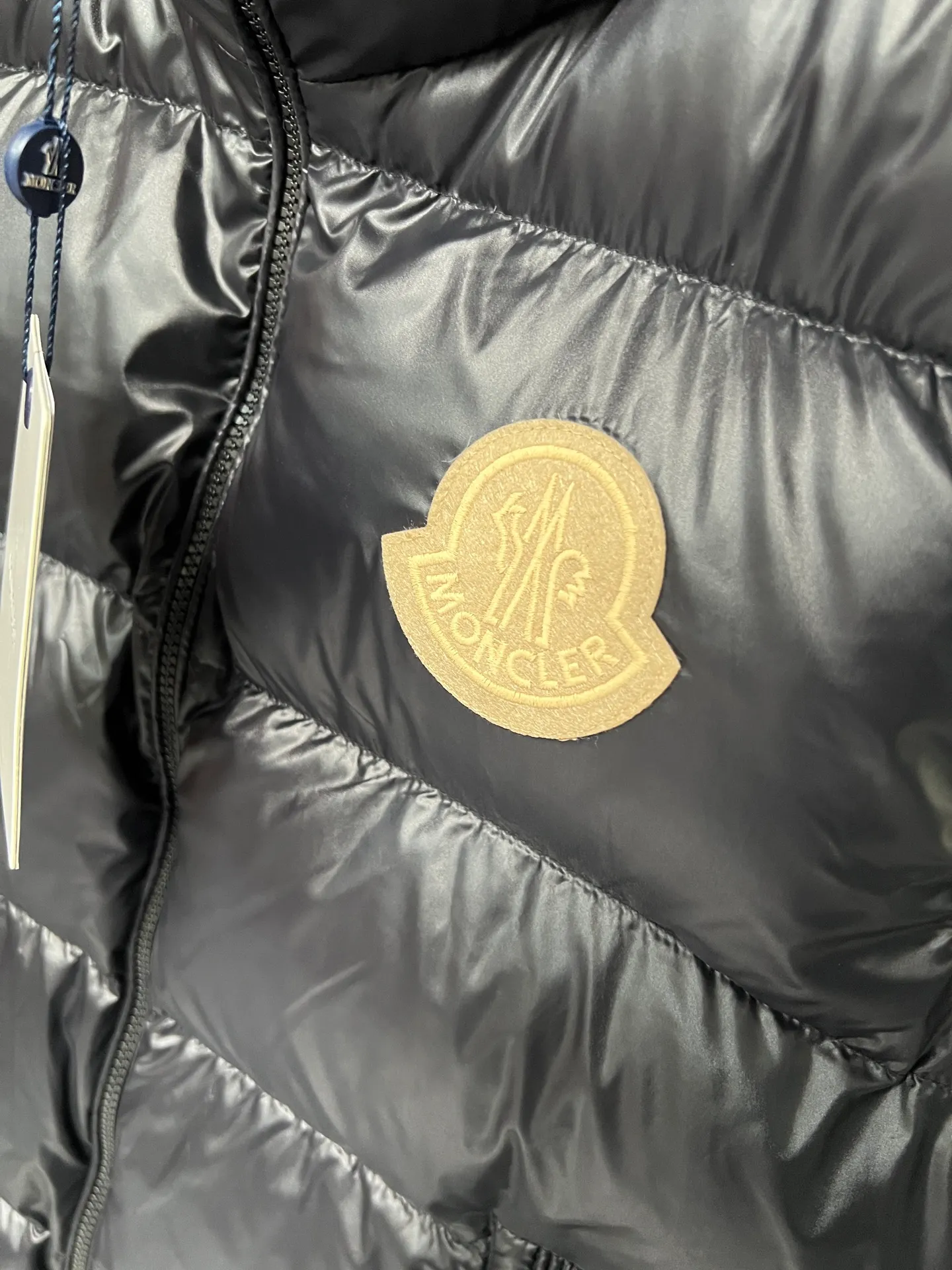 P600 Moncler Mouth Sumido Series Stand Collar Zipper Pocket Sleeveless Down Jacket Vest A must-have warm item for cooling weather, it can be worn both daily and for outdoor sports. It gives people a different visual effect. It is wear-resistant, scratch-resistant and easy to care for. The interior is filled with high-quality white goose velvet. It is paired with large square quilting technology to create a fluffy and plump overall effect. It also has a strong thermal insulation and temperature locking effect, so that you are not afraid of the cold outdoor weather in autumn and winter. Size: 123456
