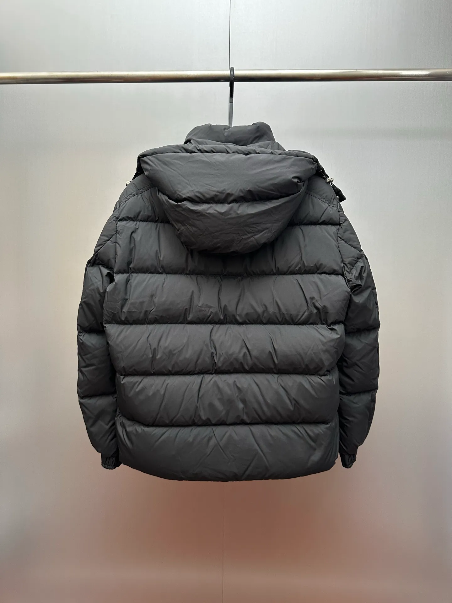 P1040 MONCLER MAYA/Mask matte Maya, down filling: 90% gray duck has passed the test. Reject harmful clothing with flying silk. Double chip sensor: wash mark, armband, fabric is synchronized with the genuine product. Contains anti-velvet gallbladder, original hardware customization. All with LOGO, 340-480 grams of real duck down filling. High loft, high rebound and super warm. Refuse to cut corners and reduce the weight of down. Same style for men and women. Color: black size: 1-6 yards