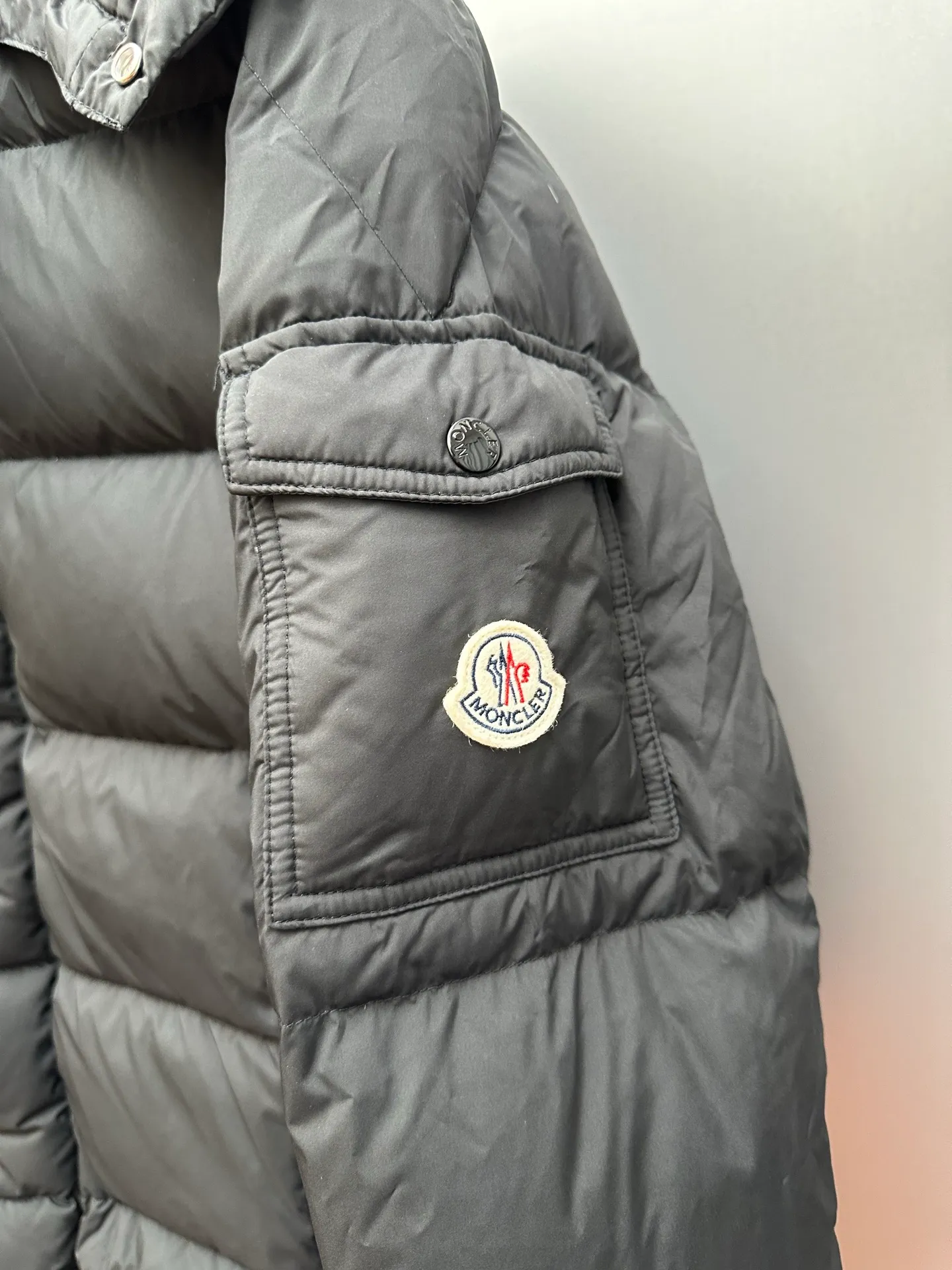 P1040 MONCLER MAYA/Mask matte Maya, down filling: 90% gray duck has passed the test. Reject harmful clothing with flying silk. Double chip sensor: wash mark, armband, fabric is synchronized with the genuine product. Contains anti-velvet gallbladder, original hardware customization. All with LOGO, 340-480 grams of real duck down filling. High loft, high rebound and super warm. Refuse to cut corners and reduce the weight of down. Same style for men and women. Color: black size: 1-6 yards