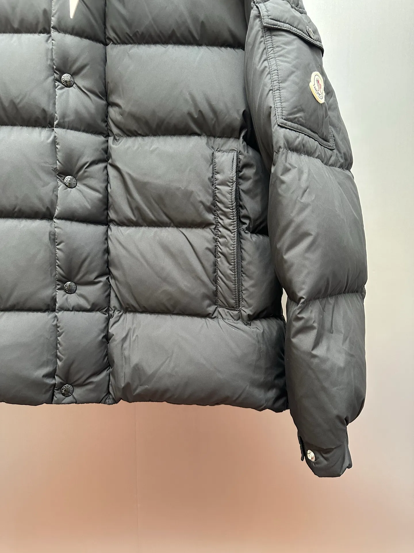 P1040 MONCLER MAYA/Mask matte Maya, down filling: 90% gray duck has passed the test. Reject harmful clothing with flying silk. Double chip sensor: wash mark, armband, fabric is synchronized with the genuine product. Contains anti-velvet gallbladder, original hardware customization. All with LOGO, 340-480 grams of real duck down filling. High loft, high rebound and super warm. Refuse to cut corners and reduce the weight of down. Same style for men and women. Color: black size: 1-6 yards