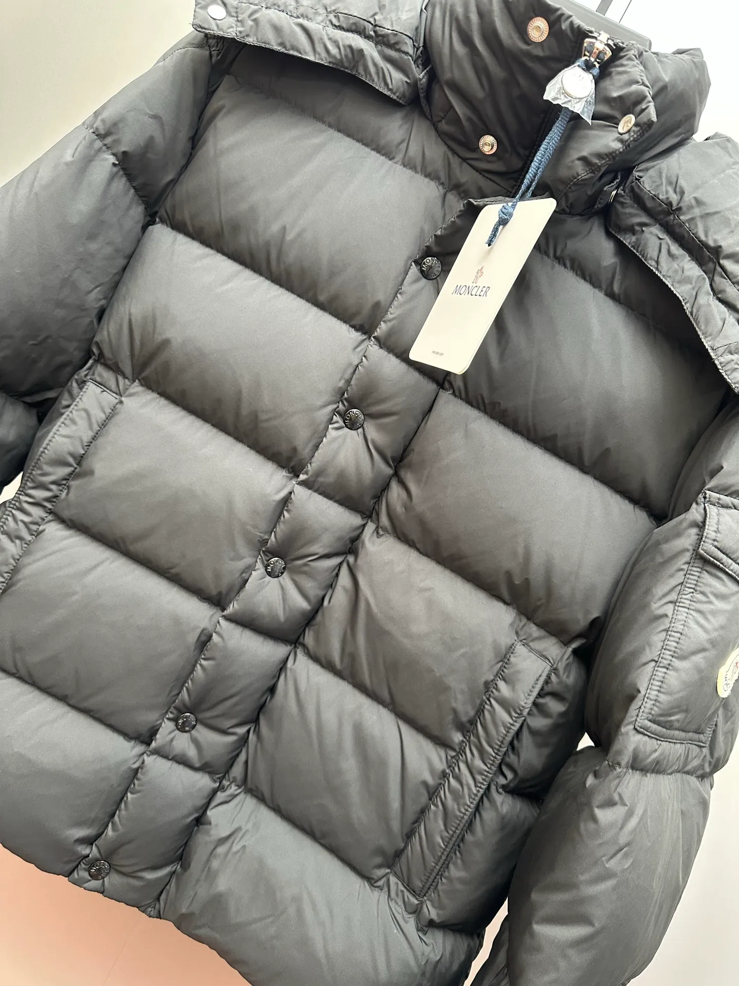 P1040 MONCLER MAYA/Mask matte Maya, down filling: 90% gray duck has passed the test. Reject harmful clothing with flying silk. Double chip sensor: wash mark, armband, fabric is synchronized with the genuine product. Contains anti-velvet gallbladder, original hardware customization. All with LOGO, 340-480 grams of real duck down filling. High loft, high rebound and super warm. Refuse to cut corners and reduce the weight of down. Same style for men and women. Color: black size: 1-6 yards