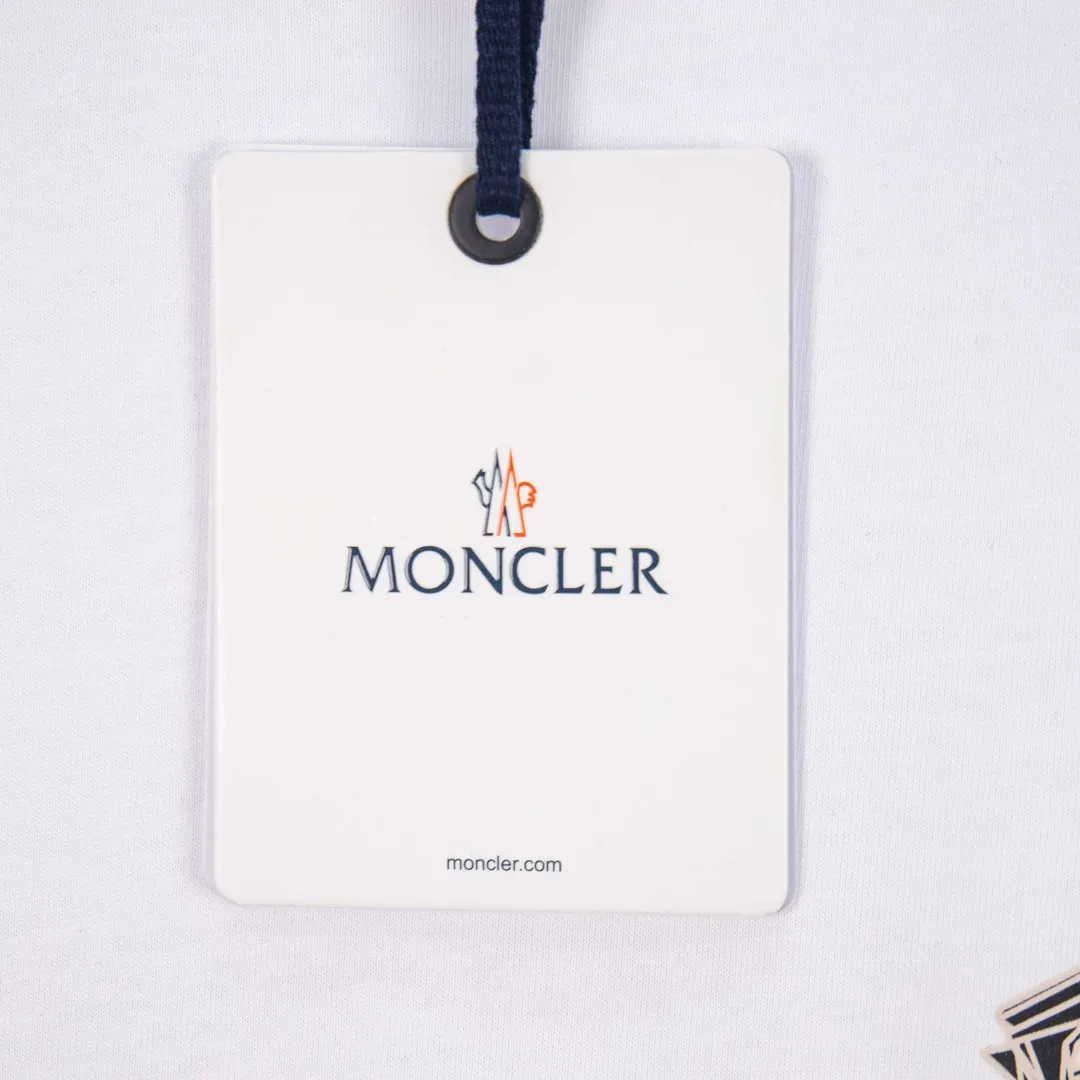 P200 zp version [exclusive supply] MONCLER masked foam printed armband short sleeves. Fabric: Made of 32 pairs of yarn, threaded with 1*1 Solona. Craftsmanship: The chest logo adopts foam printing technology, and the original customized stencil is used. Every detail and color is highly restored to the original version 1:1. Accessories: The armband is made of cashmere composite material, with the brand logo embroidered on the surface. The detailed positions of auxiliary materials are restored according to 1:1 positioning. Accessories: Customized 1:1 washed trademark Accessories: Customized 1:1 composite armband Technology: Customized 1:1 foam printing Color: Black White Size: S M L XL Number: XS10402
