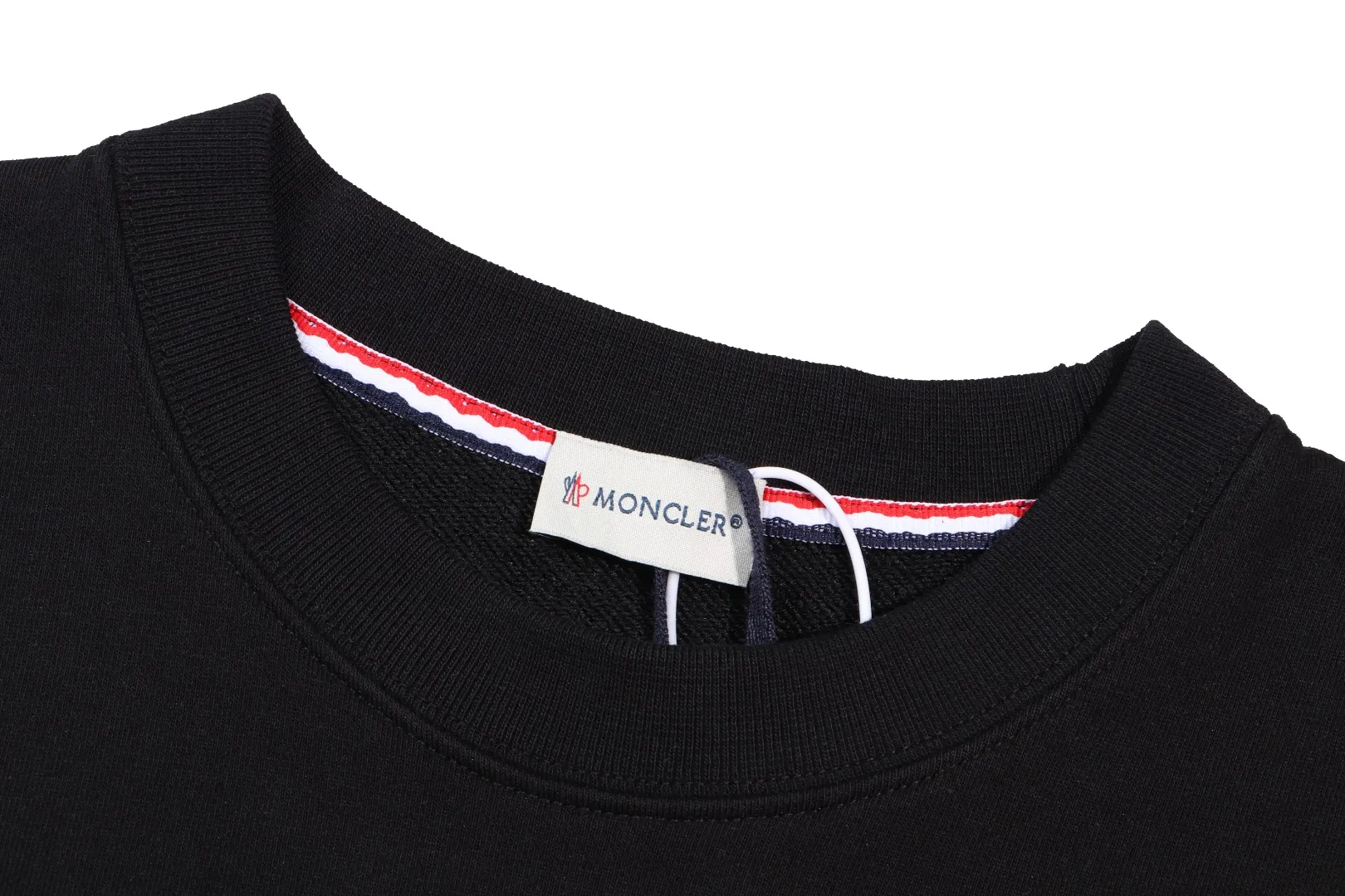 P210 (high-version sweatshirt) [Long-term stock] 〖 𝐌𝐎𝐍𝐂𝐋𝐄𝐑~Mask〗 Made of 440g heavyweight fabric, which is different from the market currency, and can be matched with any variety to make it look handsome. 2025 T stage spring catwalk version, on sale at counters, round neck terry sweatshirt, high-end double-ply cotton, custom-made stretch ribs, dyed in the same vat, complete with three standards, matched with exquisite embroidered LOGO on the chest, simple and advanced, same style for men and women. Color: black, apricot, white, size: S M L XL 2XL