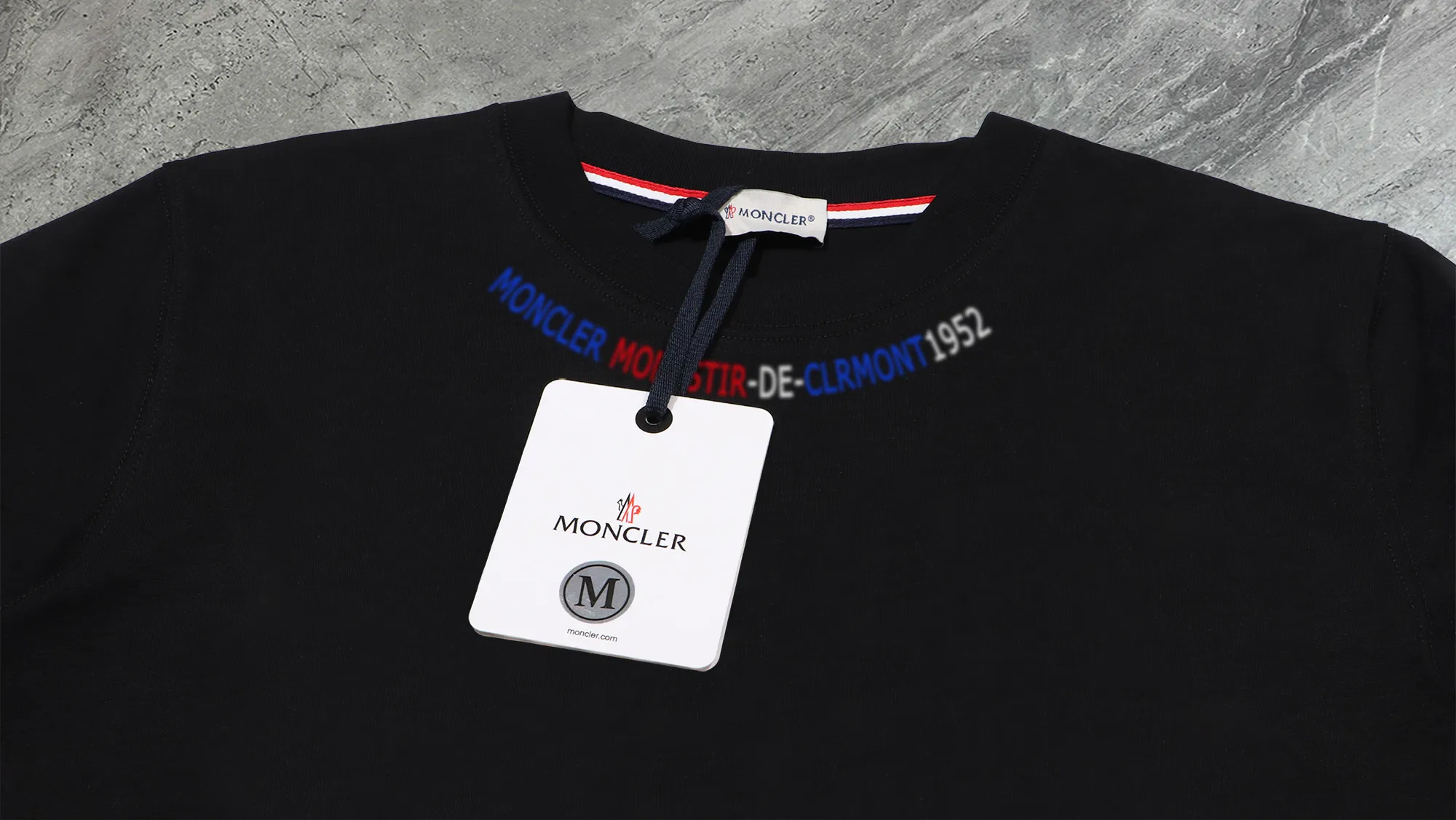 P210 (high-version sweatshirt) [Long-term stock] 〖 𝐌𝐎𝐍𝐂𝐋𝐄𝐑~Mask〗 Made of 440g heavyweight fabric, which is different from the market currency, and can be matched with any variety to make it look handsome. 2025 T stage spring catwalk version, on sale at counters, round neck terry sweatshirt, high-end double-ply cotton, custom-made stretch ribs, dyed in the same vat, complete with three standards, matched with exquisite embroidered LOGO on the chest, simple and advanced, same style for men and women. Color: black, apricot, white, size: S M L XL 2XL