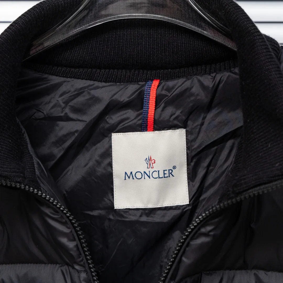 P640 top version (different currency) Style: Moncler Moncler Padded Corduroy series stand-up collar zipper striped wool knitted splicing down jacket (all made of national standard 90 goose down, sizes are all authentic digital sizes) Color: picture color Size: 1-2-3-4-5 Fabric: 90 goose down Accessories: full set of customized accessories No gender distinction, same style for men and women