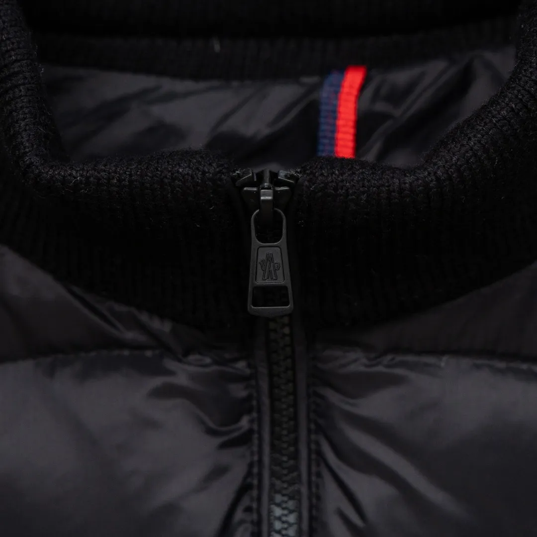 P640 top version (different currency) Style: Moncler Moncler Padded Corduroy series stand-up collar zipper striped wool knitted splicing down jacket (all made of national standard 90 goose down, sizes are all authentic digital sizes) Color: picture color Size: 1-2-3-4-5 Fabric: 90 goose down Accessories: full set of customized accessories No gender distinction, same style for men and women