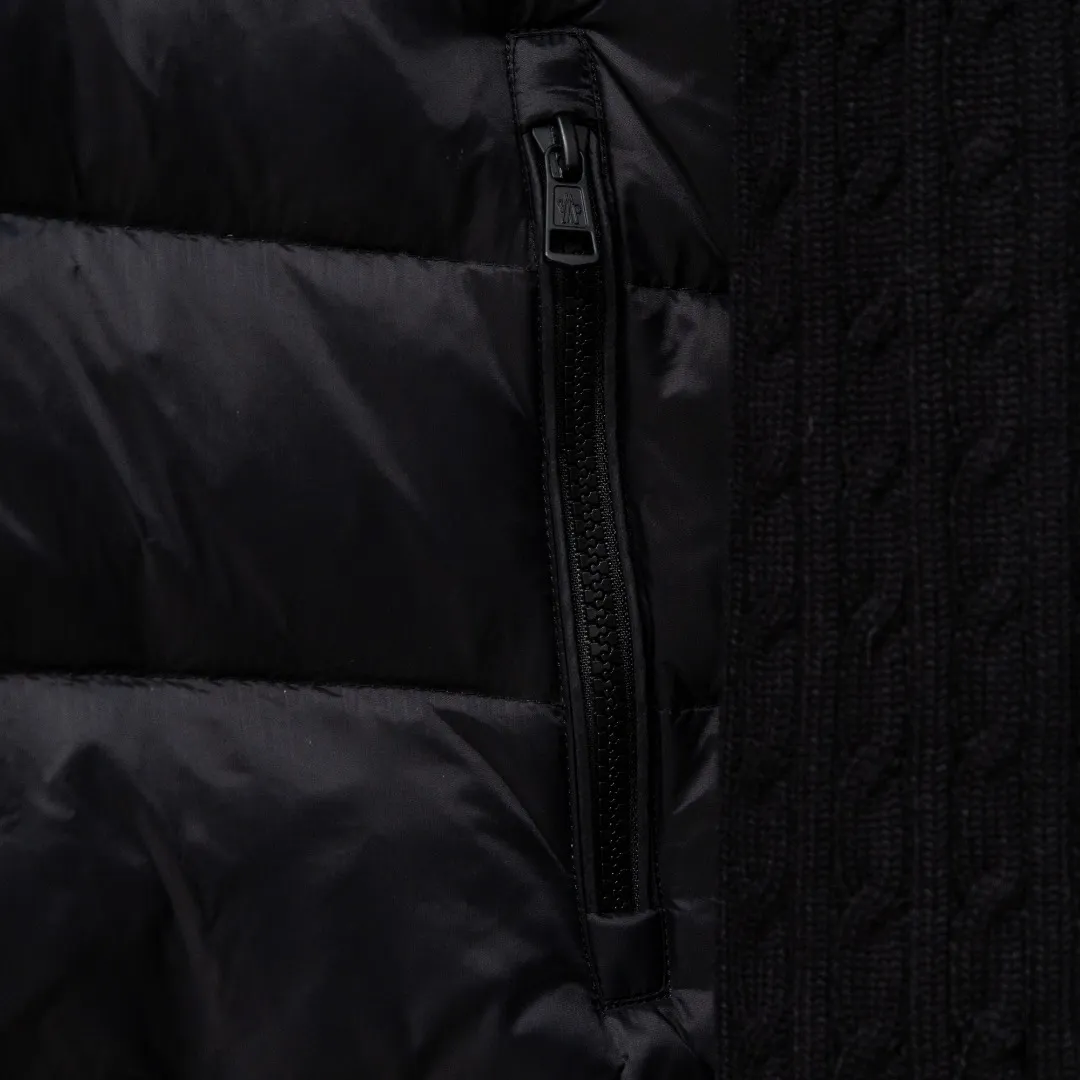 P640 top version (different currency) Style: Moncler Moncler Padded Corduroy series stand-up collar zipper striped wool knitted splicing down jacket (all made of national standard 90 goose down, sizes are all authentic digital sizes) Color: picture color Size: 1-2-3-4-5 Fabric: 90 goose down Accessories: full set of customized accessories No gender distinction, same style for men and women