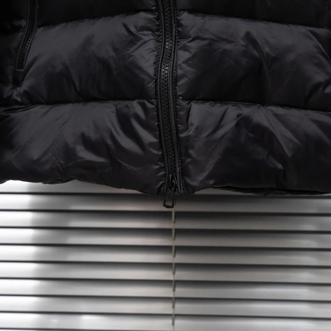 P640 top version (different currency) Style: Moncler Moncler Padded Corduroy series stand-up collar zipper striped wool knitted splicing down jacket (all made of national standard 90 goose down, sizes are all authentic digital sizes) Color: picture color Size: 1-2-3-4-5 Fabric: 90 goose down Accessories: full set of customized accessories No gender distinction, same style for men and women