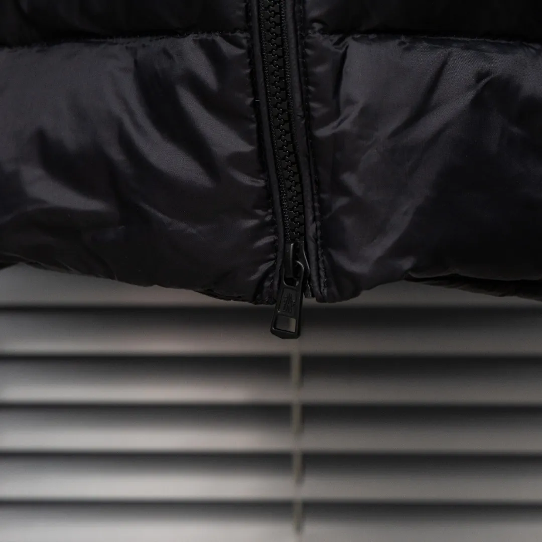 P640 top version (different currency) Style: Moncler Moncler Padded Corduroy series stand-up collar zipper striped wool knitted splicing down jacket (all made of national standard 90 goose down, sizes are all authentic digital sizes) Color: picture color Size: 1-2-3-4-5 Fabric: 90 goose down Accessories: full set of customized accessories No gender distinction, same style for men and women