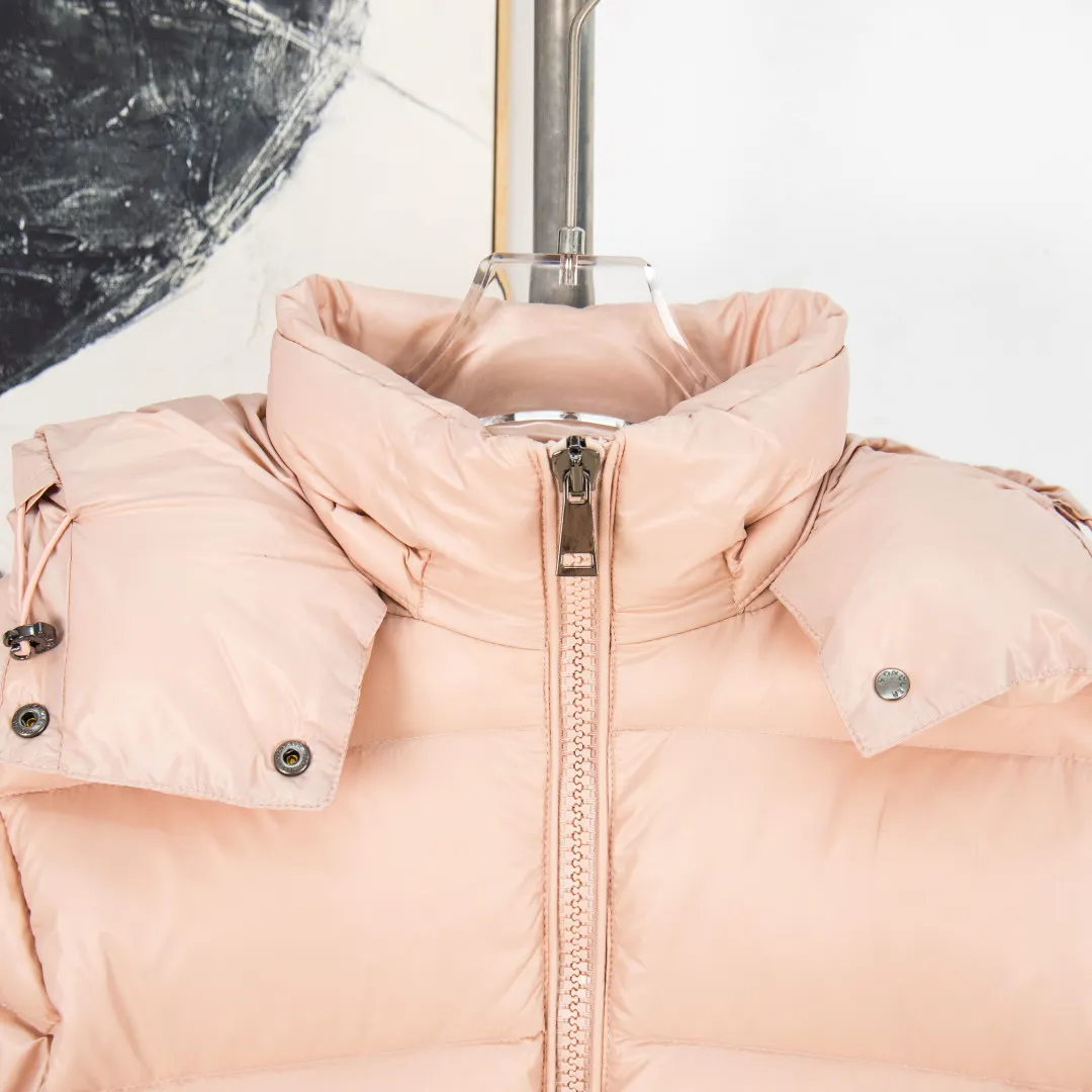 P760 💰zp version [Exclusive supply] New 24maire down ⬆️Moncler Maire women's short down jacket interprets Mayan classics Fabric: Technical nylon lacquer surface Customer-supplied fabric Highly fluffy and over-standard 90 down filling Maire down jacket is specially designed for those who like well-designed basic items. It is a classic Moncler style and a popular product. Made from iconic patented nylon, the Maire down jacket is a classic Moncler womenswear piece, with a short silhouette and timeless design. Made from patented nylon in a comfortable fit, it features a removable hood and performance details for comfort and warmth. ⚠️Made of patented nylon ⚠️Patented nylon lining ⚠️White goose-filled down ⚠️Detachable hood with snap buttons ⚠️Zip closure Zippered pockets ⚠️Adjustable snap-button sleeves Color: Black White Gray Pink Size: 0 1 2 3 Number: MM10589