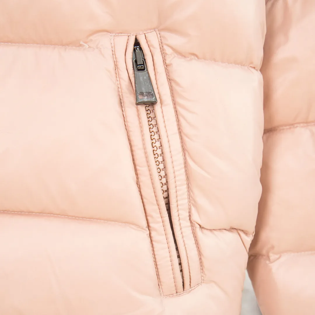 P760 💰zp version [Exclusive supply] New 24maire down ⬆️Moncler Maire women's short down jacket interprets Mayan classics Fabric: Technical nylon lacquer surface Customer-supplied fabric Highly fluffy and over-standard 90 down filling Maire down jacket is specially designed for those who like well-designed basic items. It is a classic Moncler style and a popular product. Made from iconic patented nylon, the Maire down jacket is a classic Moncler womenswear piece, with a short silhouette and timeless design. Made from patented nylon in a comfortable fit, it features a removable hood and performance details for comfort and warmth. ⚠️Made of patented nylon ⚠️Patented nylon lining ⚠️White goose-filled down ⚠️Detachable hood with snap buttons ⚠️Zip closure Zippered pockets ⚠️Adjustable snap-button sleeves Color: Black White Gray Pink Size: 0 1 2 3 Number: MM10589