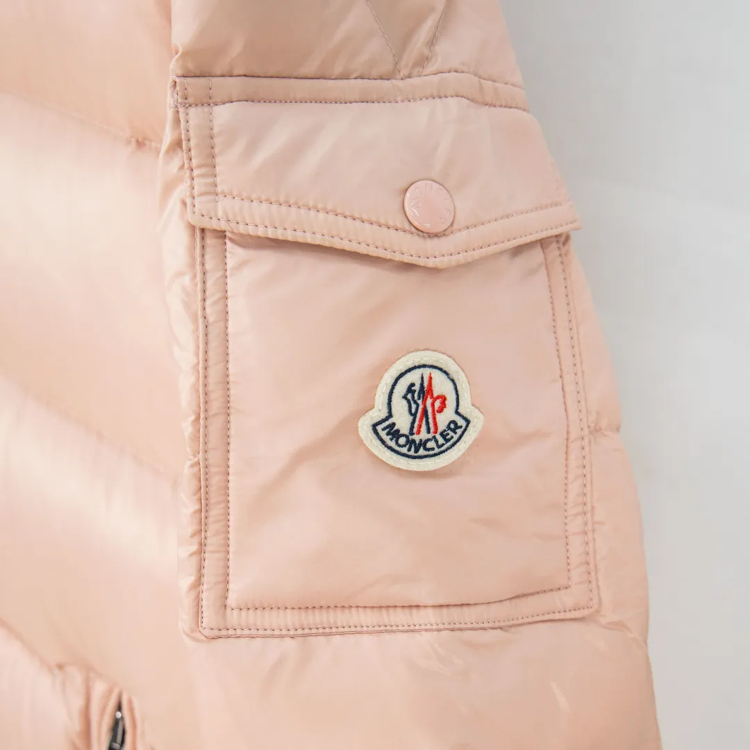 P760 💰zp version [Exclusive supply] New 24maire down ⬆️Moncler Maire women's short down jacket interprets Mayan classics Fabric: Technical nylon lacquer surface Customer-supplied fabric Highly fluffy and over-standard 90 down filling Maire down jacket is specially designed for those who like well-designed basic items. It is a classic Moncler style and a popular product. Made from iconic patented nylon, the Maire down jacket is a classic Moncler womenswear piece, with a short silhouette and timeless design. Made from patented nylon in a comfortable fit, it features a removable hood and performance details for comfort and warmth. ⚠️Made of patented nylon ⚠️Patented nylon lining ⚠️White goose-filled down ⚠️Detachable hood with snap buttons ⚠️Zip closure Zippered pockets ⚠️Adjustable snap-button sleeves Color: Black White Gray Pink Size: 0 1 2 3 Number: MM10589
