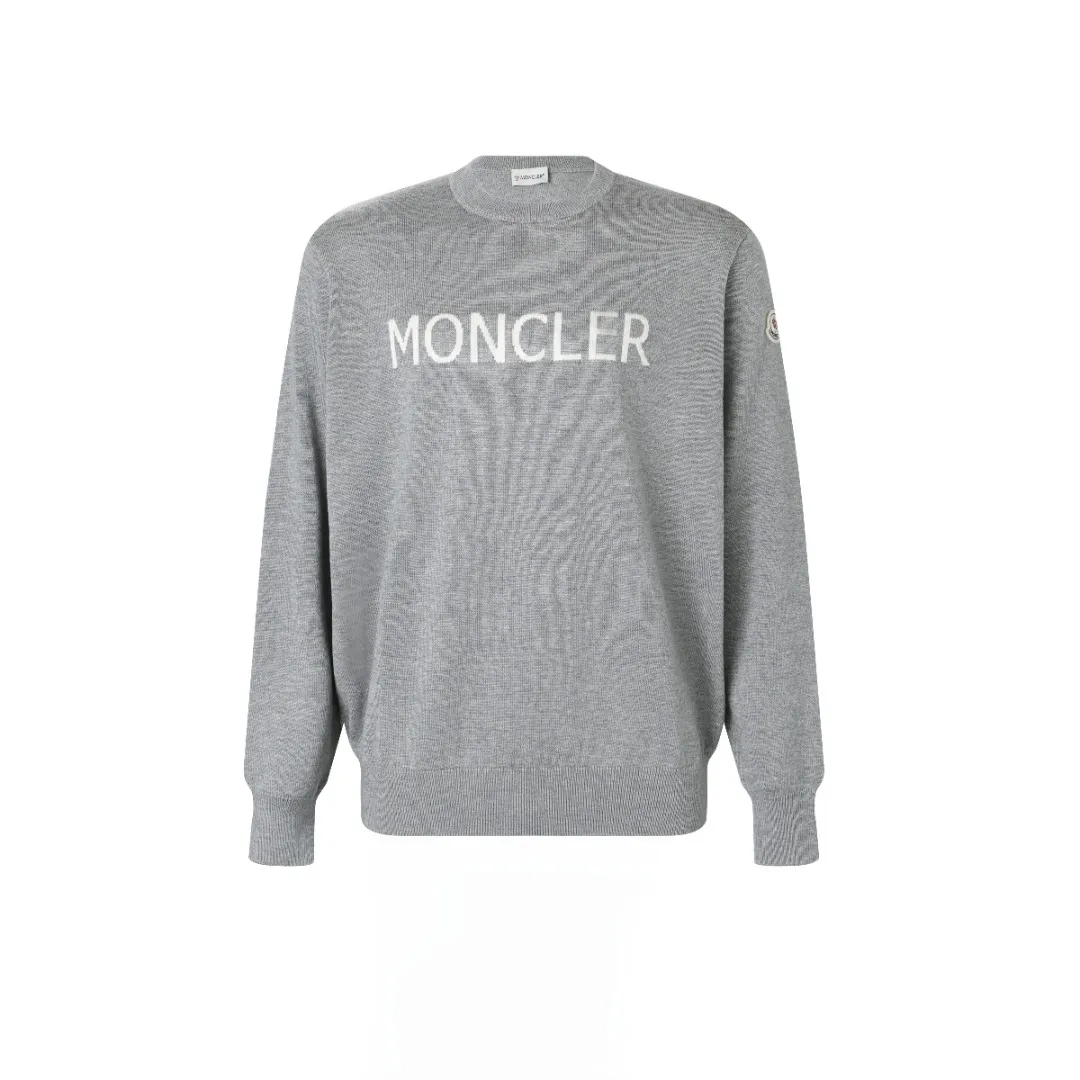 P420 MONCLER jacquard crew neck sweater Fabric selection: Made of wool blended fabric, mainly 95% wool, combined with 4% nylon and 1% spandex. The main body of wool ensures the warmth and comfort of the clothing. The addition of a small amount of nylon and spandex significantly improves the elasticity and wear resistance. The ribbed decorative parts are made of 100% wool, which further enhances the overall texture.  Technology: Using a high needle count and fine gauge loom, combined with the orderly direction of the internal yarns, the floating threads are cleverly woven and stored, with almost no unnecessary thread mess. The color switching of each group of letters is synchronized with the knitting needles in milliseconds, forming an exquisite letter LOGO jacquard decoration on the chest SIZE: S M L XL