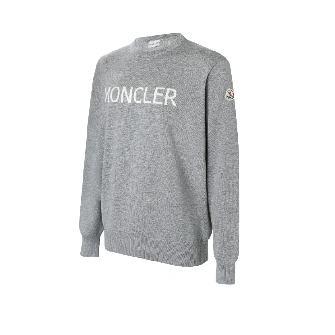 P420 MONCLER jacquard crew neck sweater Fabric selection: Made of wool blended fabric, mainly 95% wool, combined with 4% nylon and 1% spandex. The main body of wool ensures the warmth and comfort of the clothing. The addition of a small amount of nylon and spandex significantly improves the elasticity and wear resistance. The ribbed decorative parts are made of 100% wool, which further enhances the overall texture.  Technology: Using a high needle count and fine gauge loom, combined with the orderly direction of the internal yarns, the floating threads are cleverly woven and stored, with almost no unnecessary thread mess. The color switching of each group of letters is synchronized with the knitting needles in milliseconds, forming an exquisite letter LOGO jacquard decoration on the chest SIZE: S M L XL
