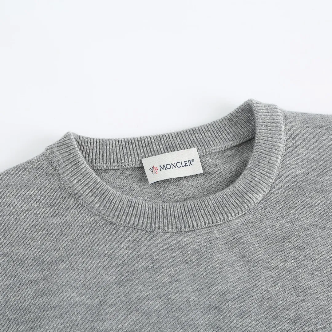 P420 MONCLER jacquard crew neck sweater Fabric selection: Made of wool blended fabric, mainly 95% wool, combined with 4% nylon and 1% spandex. The main body of wool ensures the warmth and comfort of the clothing. The addition of a small amount of nylon and spandex significantly improves the elasticity and wear resistance. The ribbed decorative parts are made of 100% wool, which further enhances the overall texture.  Technology: Using a high needle count and fine gauge loom, combined with the orderly direction of the internal yarns, the floating threads are cleverly woven and stored, with almost no unnecessary thread mess. The color switching of each group of letters is synchronized with the knitting needles in milliseconds, forming an exquisite letter LOGO jacquard decoration on the chest SIZE: S M L XL