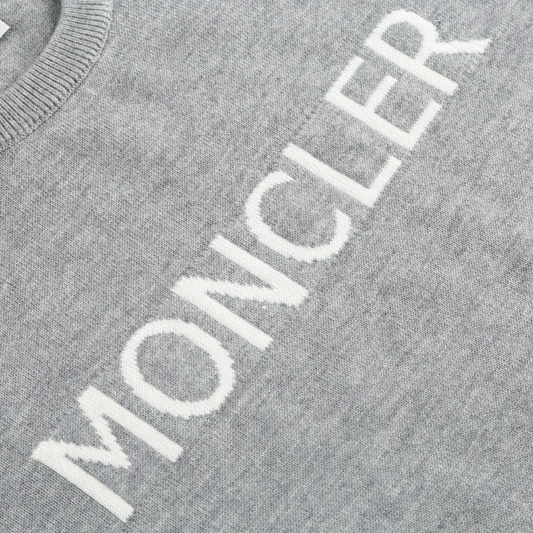 P420 MONCLER jacquard crew neck sweater Fabric selection: Made of wool blended fabric, mainly 95% wool, combined with 4% nylon and 1% spandex. The main body of wool ensures the warmth and comfort of the clothing. The addition of a small amount of nylon and spandex significantly improves the elasticity and wear resistance. The ribbed decorative parts are made of 100% wool, which further enhances the overall texture.  Technology: Using a high needle count and fine gauge loom, combined with the orderly direction of the internal yarns, the floating threads are cleverly woven and stored, with almost no unnecessary thread mess. The color switching of each group of letters is synchronized with the knitting needles in milliseconds, forming an exquisite letter LOGO jacquard decoration on the chest SIZE: S M L XL
