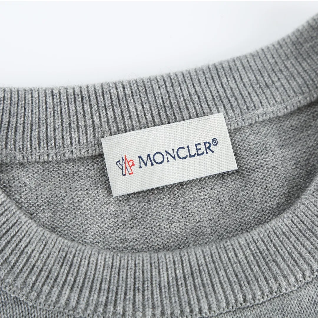 P420 MONCLER jacquard crew neck sweater Fabric selection: Made of wool blended fabric, mainly 95% wool, combined with 4% nylon and 1% spandex. The main body of wool ensures the warmth and comfort of the clothing. The addition of a small amount of nylon and spandex significantly improves the elasticity and wear resistance. The ribbed decorative parts are made of 100% wool, which further enhances the overall texture.  Technology: Using a high needle count and fine gauge loom, combined with the orderly direction of the internal yarns, the floating threads are cleverly woven and stored, with almost no unnecessary thread mess. The color switching of each group of letters is synchronized with the knitting needles in milliseconds, forming an exquisite letter LOGO jacquard decoration on the chest SIZE: S M L XL