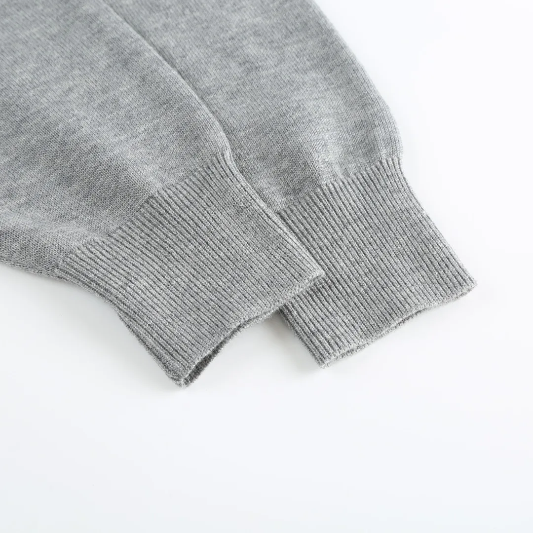 P420 MONCLER jacquard crew neck sweater Fabric selection: Made of wool blended fabric, mainly 95% wool, combined with 4% nylon and 1% spandex. The main body of wool ensures the warmth and comfort of the clothing. The addition of a small amount of nylon and spandex significantly improves the elasticity and wear resistance. The ribbed decorative parts are made of 100% wool, which further enhances the overall texture.  Technology: Using a high needle count and fine gauge loom, combined with the orderly direction of the internal yarns, the floating threads are cleverly woven and stored, with almost no unnecessary thread mess. The color switching of each group of letters is synchronized with the knitting needles in milliseconds, forming an exquisite letter LOGO jacquard decoration on the chest SIZE: S M L XL
