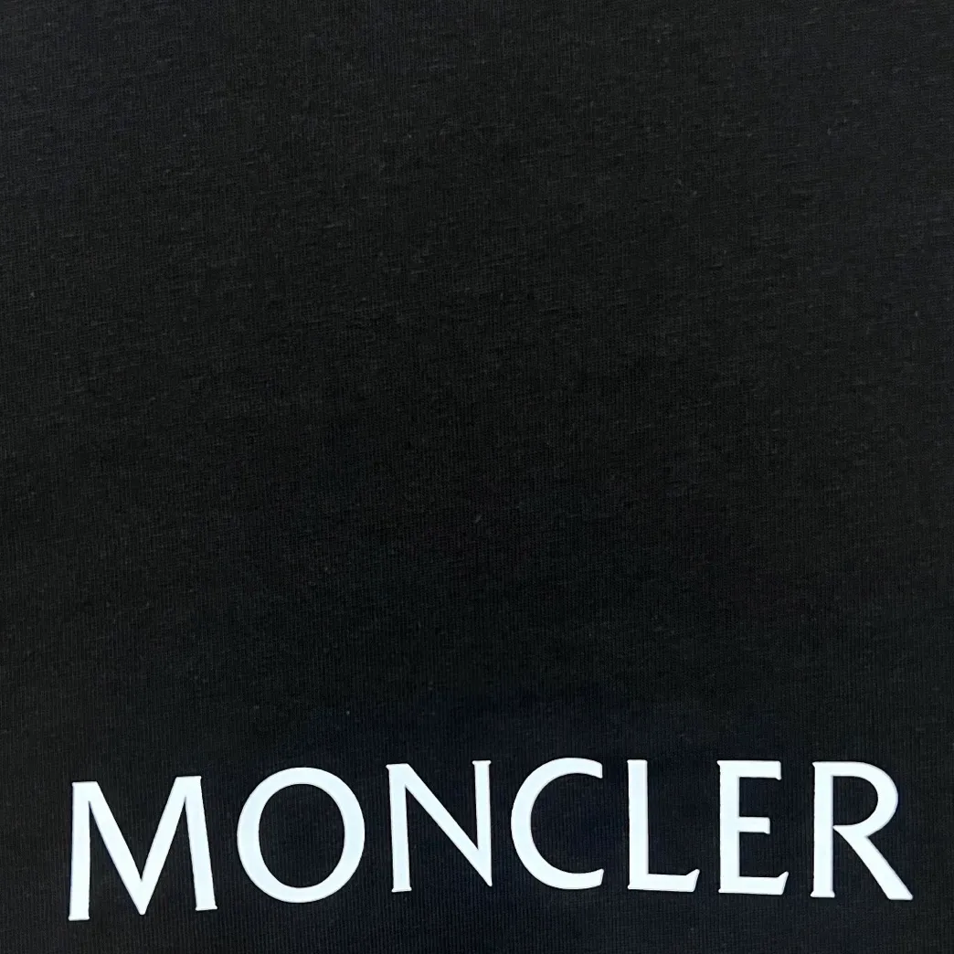 P220 (shipped the next day) MONCLER/Mask 2025Fw new autumn and winter style 400g pullover round neck long-sleeved sweatshirt Customized small leather stamp on the chest with letter logo on the back embossed process Same style for men and women Brand classic Pure cotton fabric Official synchronization High version High quality Fashion personality Versatile trend Pure original quality Original fabric Hang tag Collar label Washed wheat Complete three labels Color: Black. White. Size: S-XL