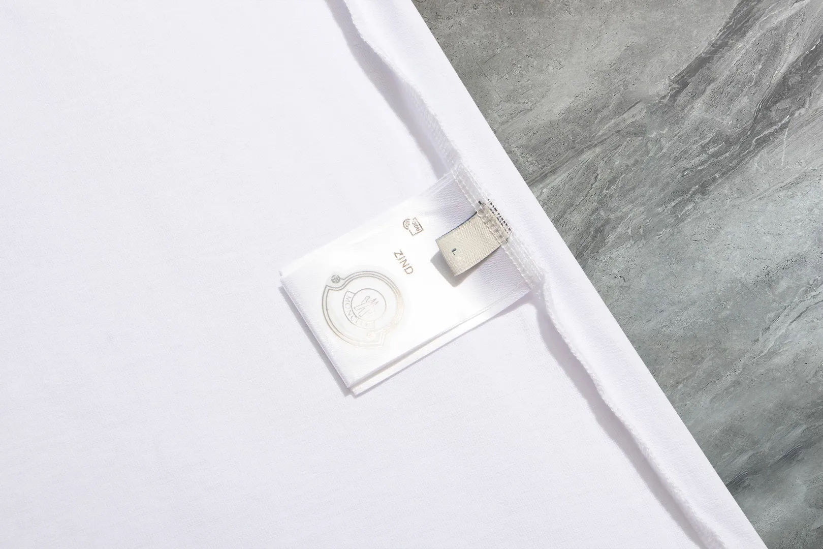 P140 💰Upgraded version "Mobile phone smart sensor ~ NFC chip armband ~ direct access to the official website for anti-counterfeiting" "Moncler ~ Mouth Mouth" 2025 new high-quality round neck short-sleeved T-shirt. The cuffs have imported embroidered labels. Customized dyeing, very comfortable to touch. Super versatile and good-looking short-sleeved. Complete with three labels. Non-market ordinary version. Feel free to compare. Quality is absolutely guaranteed! ‼ First of all, this original fabric is all custom-woven with 32-count double yarn fabric, 250G, and the weight is the same‼ Fine workmanship, double waistcoat method, double waistcoat method, double waistcoat method makes the whole dress more three-dimensional, which is not a craft that ordinary T-shirts can achieve🤪 Size: S-M-L-XL-2XL Color: black, white, apricot, same style for men and women