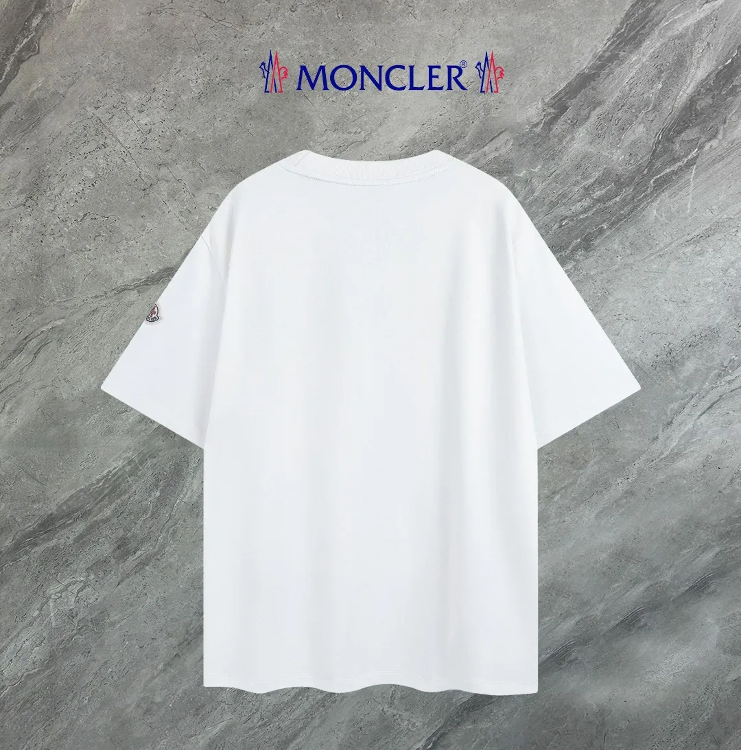 P140 💰Upgraded version "Mobile phone smart sensor ~ NFC chip armband ~ direct access to the official website for anti-counterfeiting" "Moncler ~ Mouth Mouth" 2025 new high-quality round neck short-sleeved T-shirt. The cuffs have imported embroidered labels. Customized dyeing, very comfortable to touch. Super versatile and good-looking short-sleeved. Complete with three labels. Non-market ordinary version. Feel free to compare. Quality is absolutely guaranteed! ‼ First of all, this original fabric is all custom-woven with 32-count double yarn fabric, 250G, and the weight is the same‼ Fine workmanship, double waistcoat method, double waistcoat method, double waistcoat method makes the whole dress more three-dimensional, which is not a craft that ordinary T-shirts can achieve🤪 Size: S-M-L-XL-2XL Color: black, white, apricot, same style for men and women