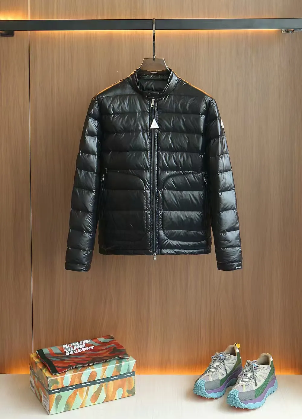 P1120 Moncler Acorus Lightweight Short Men's Down Jacket Jacket The Acorus Men's Short Down Jacket is light and warm, with a classic design that transcends seasons and trends. It is a classic item in the Moncler men's series. It is recommended to choose one size larger for the slim fit. The Acorus Men's Short Down Jacket is made from Longue Saison nylon, which is lightweight and comfortable, providing protection and warmth. This down jacket is a classic Moncler item, embodying timeless fashion beauty and the brand’s dynamic spirit. Details •Made from longue saison fabric •Longue saison lining •Down filling •Zip closure •Zip pockets •Snap buttons at collar and cuffs •Logo patch Size: 1-5
