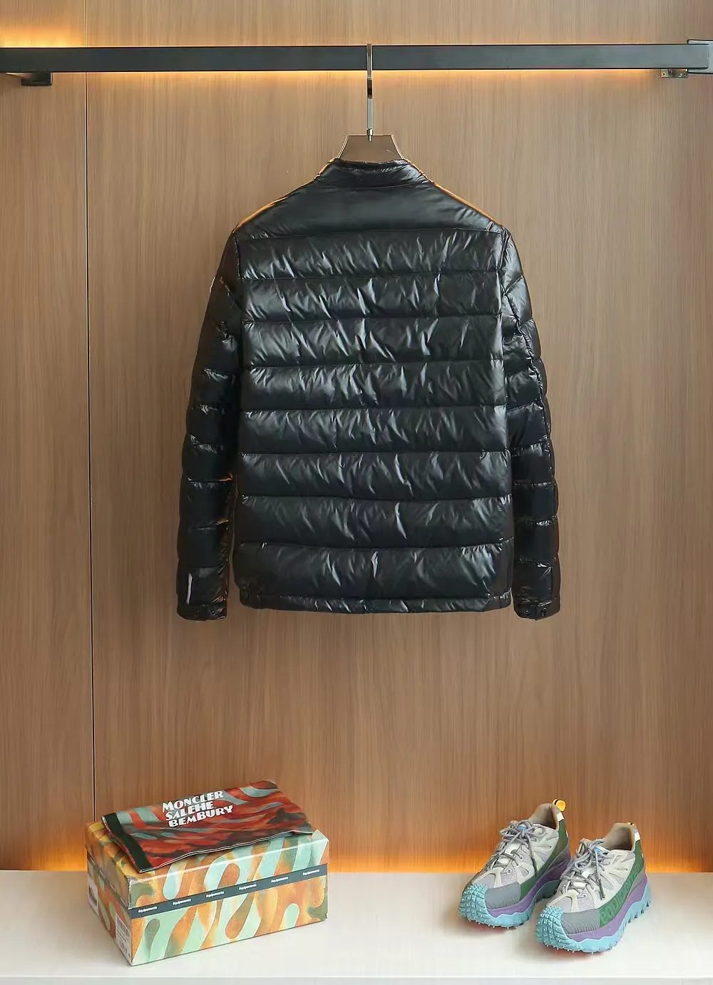 P1120 Moncler Acorus Lightweight Short Men's Down Jacket Jacket The Acorus Men's Short Down Jacket is light and warm, with a classic design that transcends seasons and trends. It is a classic item in the Moncler men's series. It is recommended to choose one size larger for the slim fit. The Acorus Men's Short Down Jacket is made from Longue Saison nylon, which is lightweight and comfortable, providing protection and warmth. This down jacket is a classic Moncler item, embodying timeless fashion beauty and the brand’s dynamic spirit. Details •Made from longue saison fabric •Longue saison lining •Down filling •Zip closure •Zip pockets •Snap buttons at collar and cuffs •Logo patch Size: 1-5