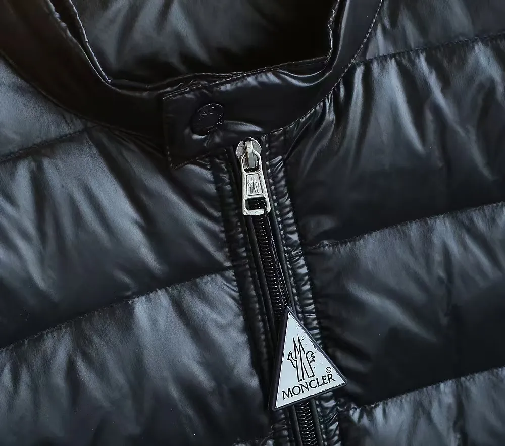 P1120 Moncler Acorus Lightweight Short Men's Down Jacket Jacket The Acorus Men's Short Down Jacket is light and warm, with a classic design that transcends seasons and trends. It is a classic item in the Moncler men's series. It is recommended to choose one size larger for the slim fit. The Acorus Men's Short Down Jacket is made from Longue Saison nylon, which is lightweight and comfortable, providing protection and warmth. This down jacket is a classic Moncler item, embodying timeless fashion beauty and the brand’s dynamic spirit. Details •Made from longue saison fabric •Longue saison lining •Down filling •Zip closure •Zip pockets •Snap buttons at collar and cuffs •Logo patch Size: 1-5