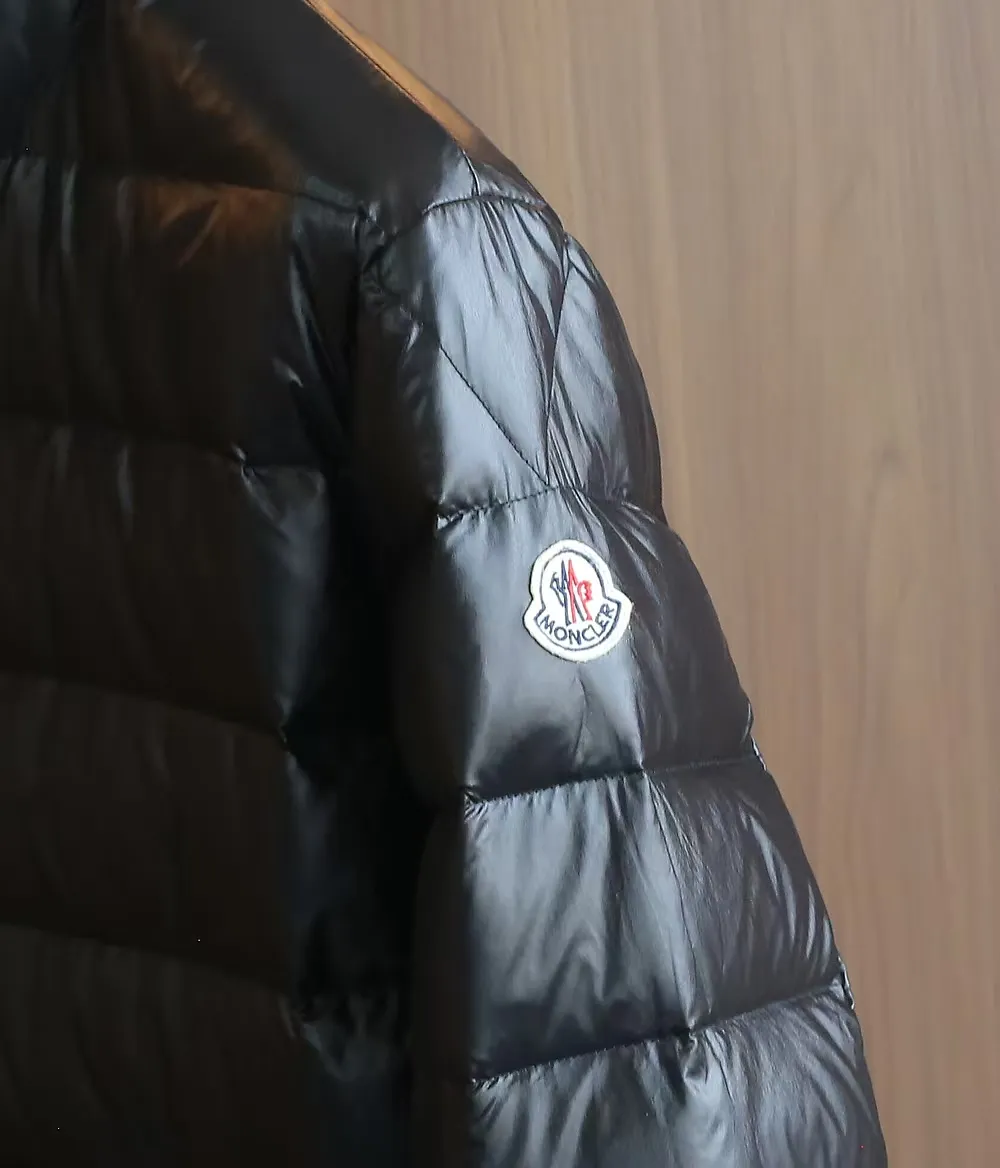 P1120 Moncler Acorus Lightweight Short Men's Down Jacket Jacket The Acorus Men's Short Down Jacket is light and warm, with a classic design that transcends seasons and trends. It is a classic item in the Moncler men's series. It is recommended to choose one size larger for the slim fit. The Acorus Men's Short Down Jacket is made from Longue Saison nylon, which is lightweight and comfortable, providing protection and warmth. This down jacket is a classic Moncler item, embodying timeless fashion beauty and the brand’s dynamic spirit. Details •Made from longue saison fabric •Longue saison lining •Down filling •Zip closure •Zip pockets •Snap buttons at collar and cuffs •Logo patch Size: 1-5