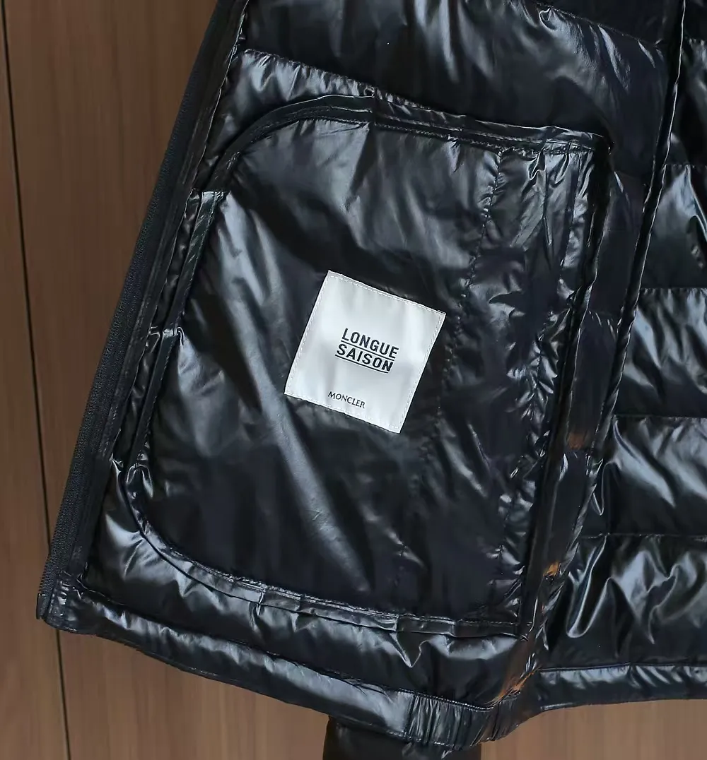 P1120 Moncler Acorus Lightweight Short Men's Down Jacket Jacket The Acorus Men's Short Down Jacket is light and warm, with a classic design that transcends seasons and trends. It is a classic item in the Moncler men's series. It is recommended to choose one size larger for the slim fit. The Acorus Men's Short Down Jacket is made from Longue Saison nylon, which is lightweight and comfortable, providing protection and warmth. This down jacket is a classic Moncler item, embodying timeless fashion beauty and the brand’s dynamic spirit. Details •Made from longue saison fabric •Longue saison lining •Down filling •Zip closure •Zip pockets •Snap buttons at collar and cuffs •Logo patch Size: 1-5