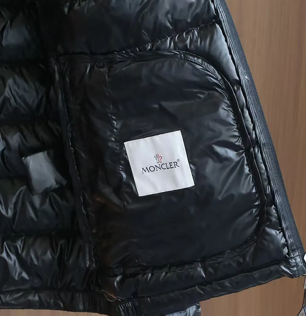 P1120 Moncler Acorus Lightweight Short Men's Down Jacket Jacket The Acorus Men's Short Down Jacket is light and warm, with a classic design that transcends seasons and trends. It is a classic item in the Moncler men's series. It is recommended to choose one size larger for the slim fit. The Acorus Men's Short Down Jacket is made from Longue Saison nylon, which is lightweight and comfortable, providing protection and warmth. This down jacket is a classic Moncler item, embodying timeless fashion beauty and the brand’s dynamic spirit. Details •Made from longue saison fabric •Longue saison lining •Down filling •Zip closure •Zip pockets •Snap buttons at collar and cuffs •Logo patch Size: 1-5