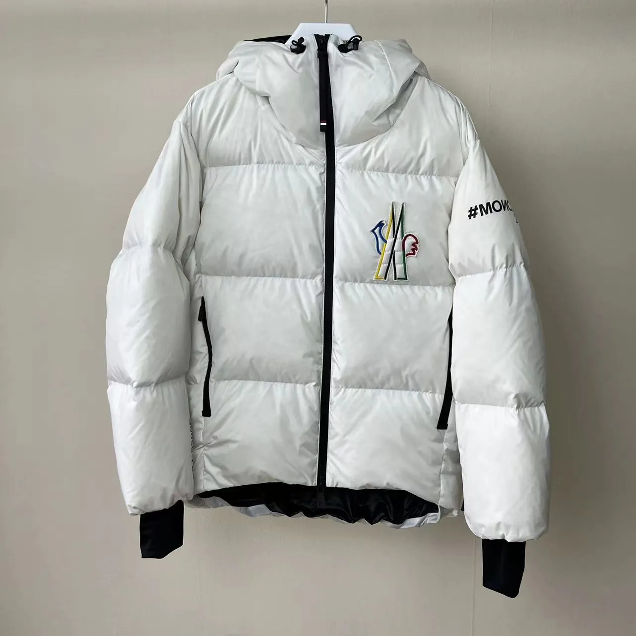 P1020 Meng Mouth Color Label Ski Wear is now available! ! ! 🔥 🔥 🔥 The latest 2022 Winter Olympics collaboration model! 🐮 Original customization at the counter👏 👏 👏 Moncler Grenoble's down jacket is designed to keep you warm and dry at high altitudes. Equipped with a drawstring hood and elastic cuffs, and decorated with multi-color branding, the seamless Mazod down jacket combines very modern aesthetics and functional elements, specially designed for mountain activities. Made from double layers of technical nylon and performance membrane, this unisex down jacket features water-resistant zippers, cuffs and an adjustable hooded hood. Can better withstand bad weather.
