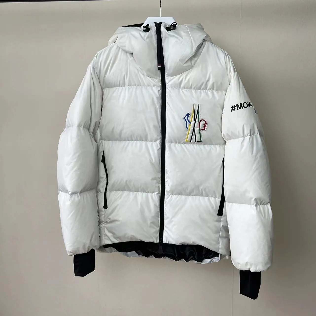 P1020 Meng Mouth Color Label Ski Wear is now available! ! ! 🔥 🔥 🔥 The latest 2022 Winter Olympics collaboration model! 🐮 Original customization at the counter👏 👏 👏 Moncler Grenoble's down jacket is designed to keep you warm and dry at high altitudes. Equipped with a drawstring hood and elastic cuffs, and decorated with multi-color branding, the seamless Mazod down jacket combines very modern aesthetics and functional elements, specially designed for mountain activities. Made from double layers of technical nylon and performance membrane, this unisex down jacket features water-resistant zippers, cuffs and an adjustable hooded hood. Can better withstand bad weather.