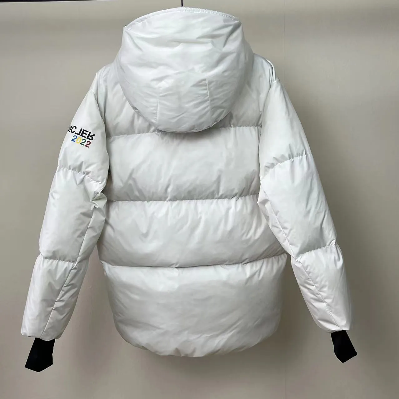 P1020 Meng Mouth Color Label Ski Wear is now available! ! ! 🔥 🔥 🔥 The latest 2022 Winter Olympics collaboration model! 🐮 Original customization at the counter👏 👏 👏 Moncler Grenoble's down jacket is designed to keep you warm and dry at high altitudes. Equipped with a drawstring hood and elastic cuffs, and decorated with multi-color branding, the seamless Mazod down jacket combines very modern aesthetics and functional elements, specially designed for mountain activities. Made from double layers of technical nylon and performance membrane, this unisex down jacket features water-resistant zippers, cuffs and an adjustable hooded hood. Can better withstand bad weather.