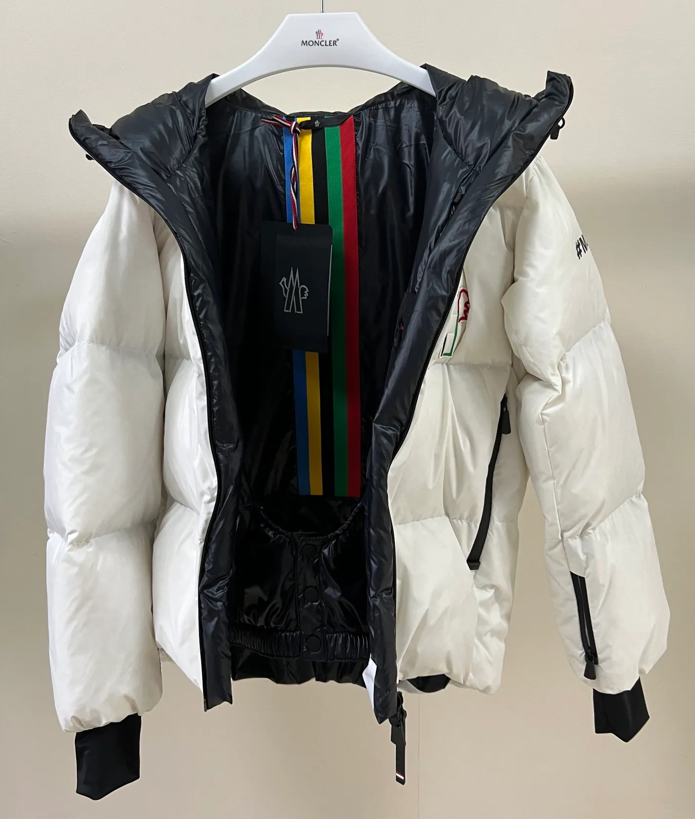 P1020 Meng Mouth Color Label Ski Wear is now available! ! ! 🔥 🔥 🔥 The latest 2022 Winter Olympics collaboration model! 🐮 Original customization at the counter👏 👏 👏 Moncler Grenoble's down jacket is designed to keep you warm and dry at high altitudes. Equipped with a drawstring hood and elastic cuffs, and decorated with multi-color branding, the seamless Mazod down jacket combines very modern aesthetics and functional elements, specially designed for mountain activities. Made from double layers of technical nylon and performance membrane, this unisex down jacket features water-resistant zippers, cuffs and an adjustable hooded hood. Can better withstand bad weather.
