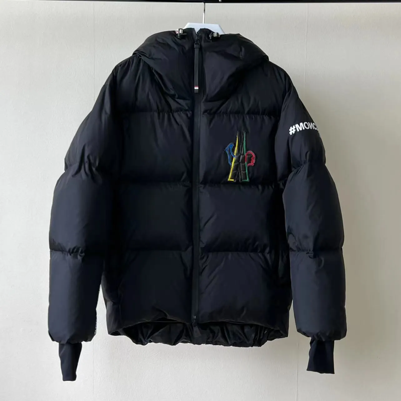 P1020 Meng Mouth Color Label Ski Wear is now available! ! ! 🔥 🔥 🔥 The latest 2022 Winter Olympics collaboration model! 🐮 Original customization at the counter👏 👏 👏 Moncler Grenoble's down jacket is designed to keep you warm and dry at high altitudes. Equipped with a drawstring hood and elastic cuffs, and decorated with multi-color branding, the seamless Mazod down jacket combines very modern aesthetics and functional elements, specially designed for mountain activities. Made from double layers of technical nylon and performance membrane, this unisex down jacket features water-resistant zippers, cuffs and an adjustable hooded hood. Can better withstand bad weather.