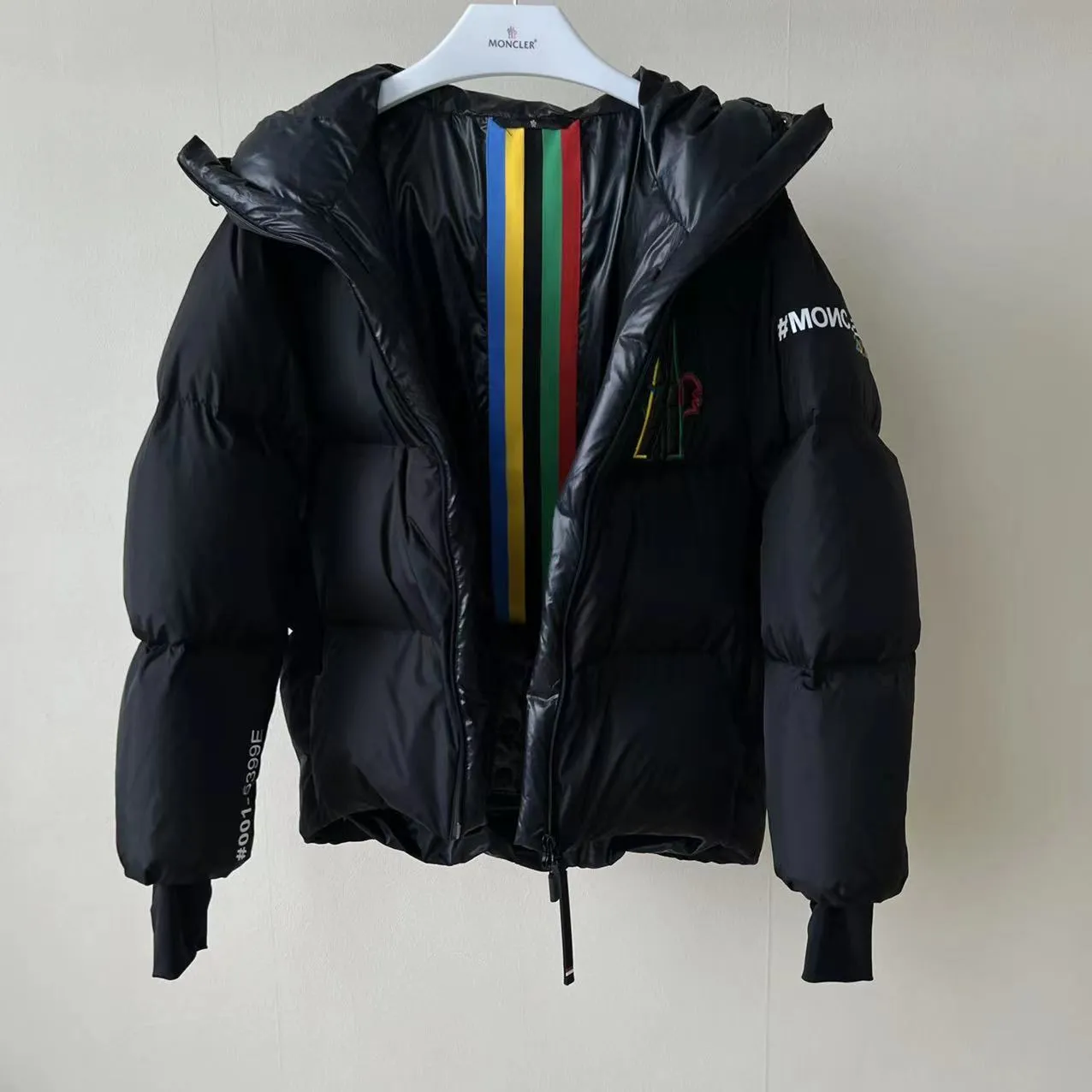 P1020 Meng Mouth Color Label Ski Wear is now available! ! ! 🔥 🔥 🔥 The latest 2022 Winter Olympics collaboration model! 🐮 Original customization at the counter👏 👏 👏 Moncler Grenoble's down jacket is designed to keep you warm and dry at high altitudes. Equipped with a drawstring hood and elastic cuffs, and decorated with multi-color branding, the seamless Mazod down jacket combines very modern aesthetics and functional elements, specially designed for mountain activities. Made from double layers of technical nylon and performance membrane, this unisex down jacket features water-resistant zippers, cuffs and an adjustable hooded hood. Can better withstand bad weather.