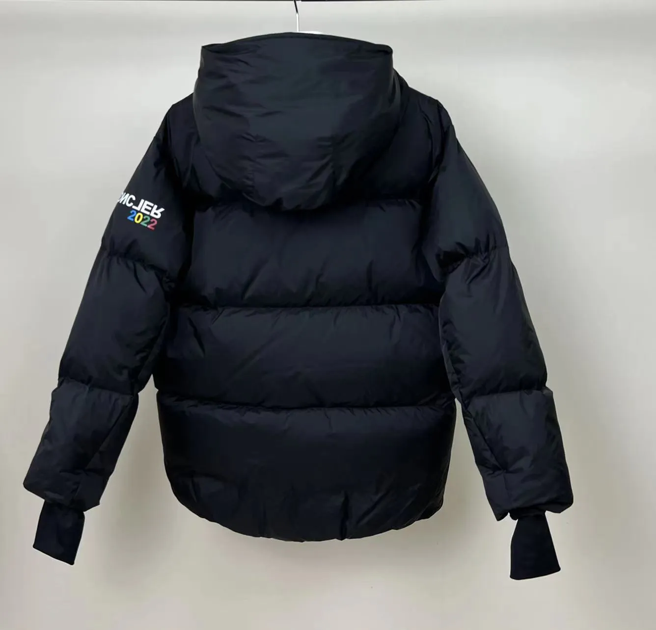 P1020 Meng Mouth Color Label Ski Wear is now available! ! ! 🔥 🔥 🔥 The latest 2022 Winter Olympics collaboration model! 🐮 Original customization at the counter👏 👏 👏 Moncler Grenoble's down jacket is designed to keep you warm and dry at high altitudes. Equipped with a drawstring hood and elastic cuffs, and decorated with multi-color branding, the seamless Mazod down jacket combines very modern aesthetics and functional elements, specially designed for mountain activities. Made from double layers of technical nylon and performance membrane, this unisex down jacket features water-resistant zippers, cuffs and an adjustable hooded hood. Can better withstand bad weather.