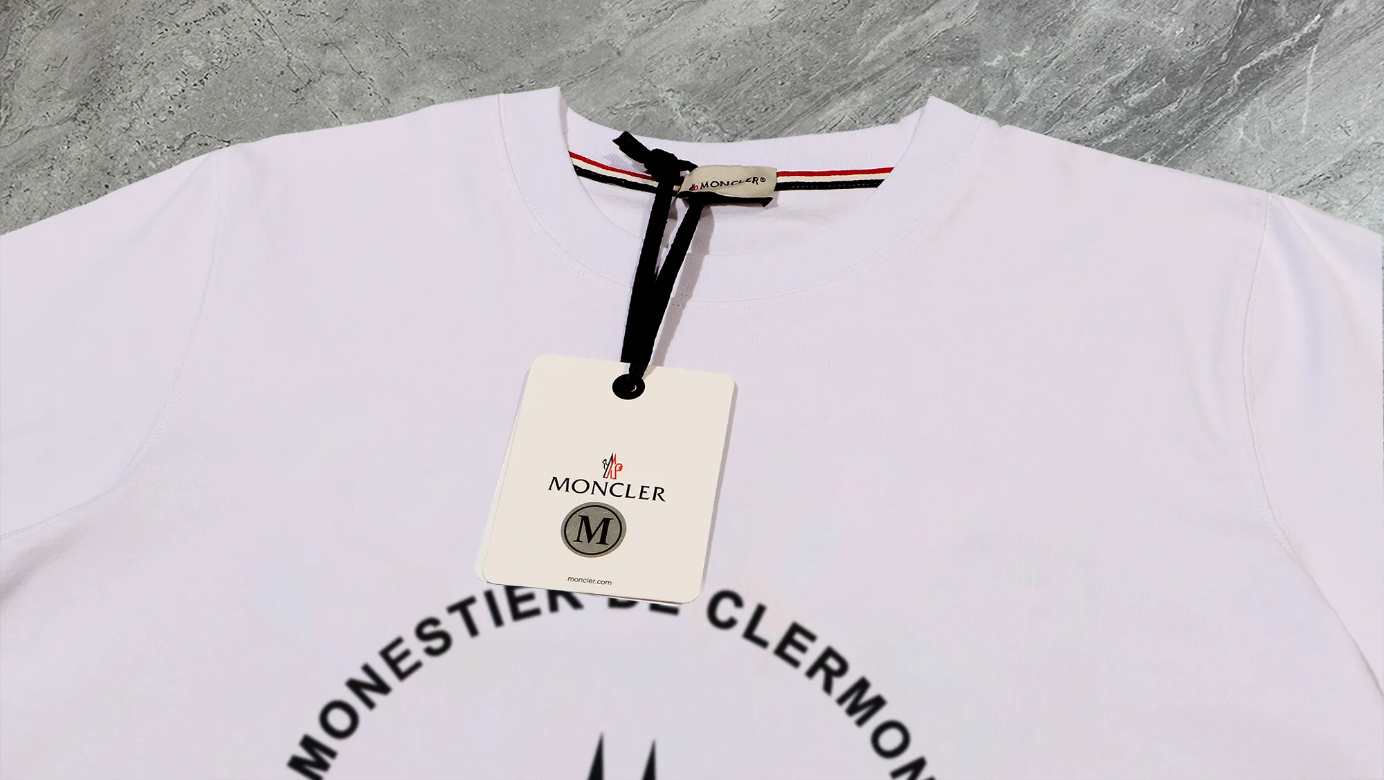 P210 High-version sweatshirt) [Long-term stock] 〖𝐌𝐎𝐍𝐂𝐋𝐄𝐑~Mask〗 Made of 440g heavy-weight fabric. It is different from the market currency. It can be matched with any variety and is properly handsome. 😎The whole dress is made of double waistcoats. The double waistcoats make the whole dress more three-dimensional. Not ordinary factories can do such fine work. 2025 Spring runway version of the T stage, on sale at the counter, round neck terry sweatshirt, high-end double-strand pure cotton, custom-made stretch ribs, dyed in the same vat, complete with three standards, matched with exquisite embroidered LOGO on the chest, simple and advanced, same style for men and women. Color: black, apricot, white, size: S M L XL 2XL