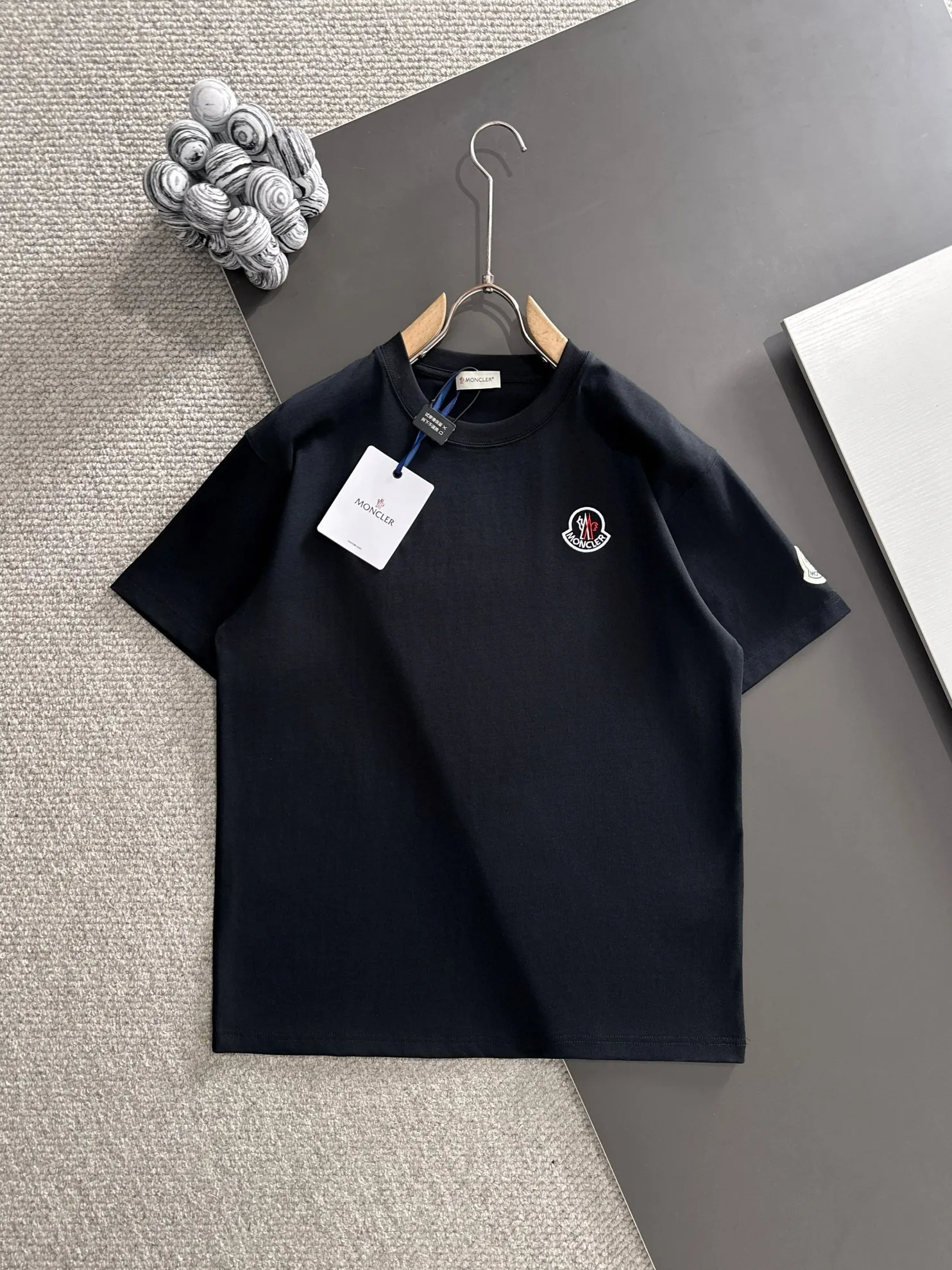 P230 Moncler* (exclusive quality in the market) hot style 2꯭0꯭26 spring and autumn short-sleeved style new, original ⌚️ high version, masked. The fabric is made of 380g high-density pure cotton custom fabric. No deformation, no shrinkage, three-dimensional drape. Introduction to the process: classic wool label + 10,000-needle embroidery. Color: black SIZE: S-XXL