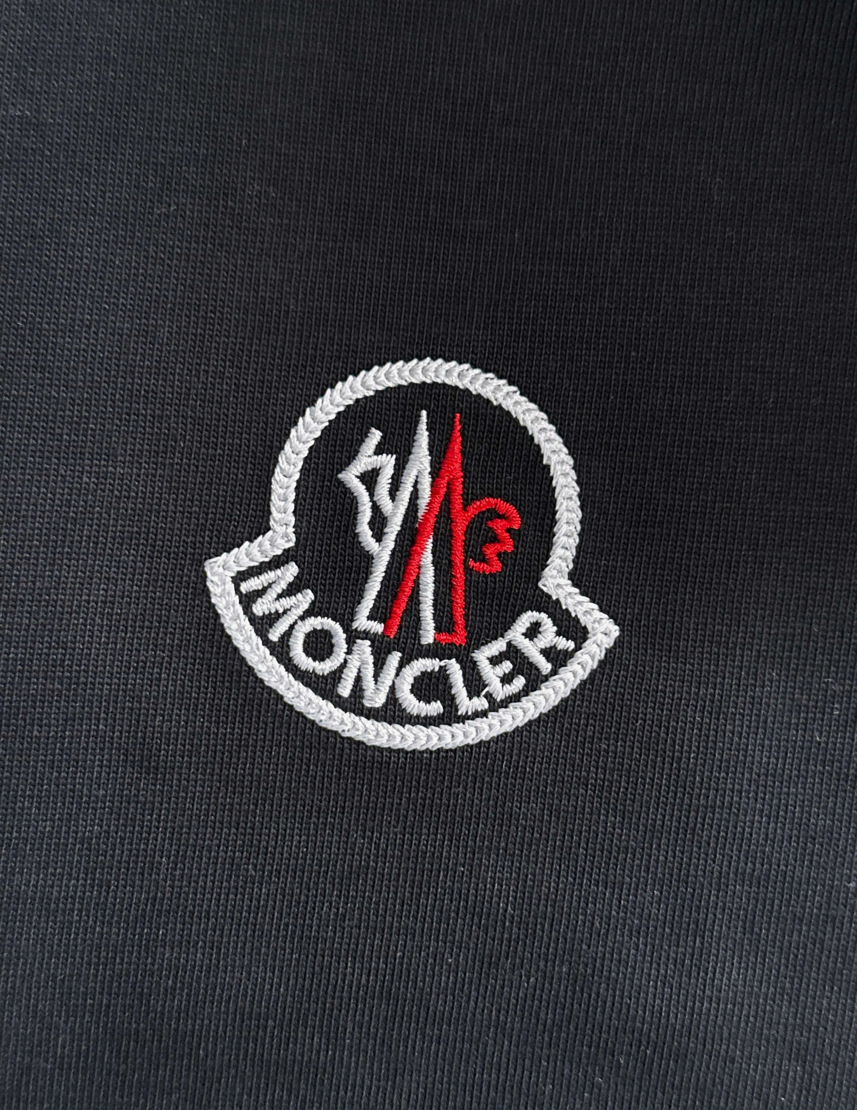 P230 Moncler* (exclusive quality in the market) hot style 2꯭0꯭26 spring and autumn short-sleeved style new, original ⌚️ high version, masked. The fabric is made of 380g high-density pure cotton custom fabric. No deformation, no shrinkage, three-dimensional drape. Introduction to the process: classic wool label + 10,000-needle embroidery. Color: black SIZE: S-XXL