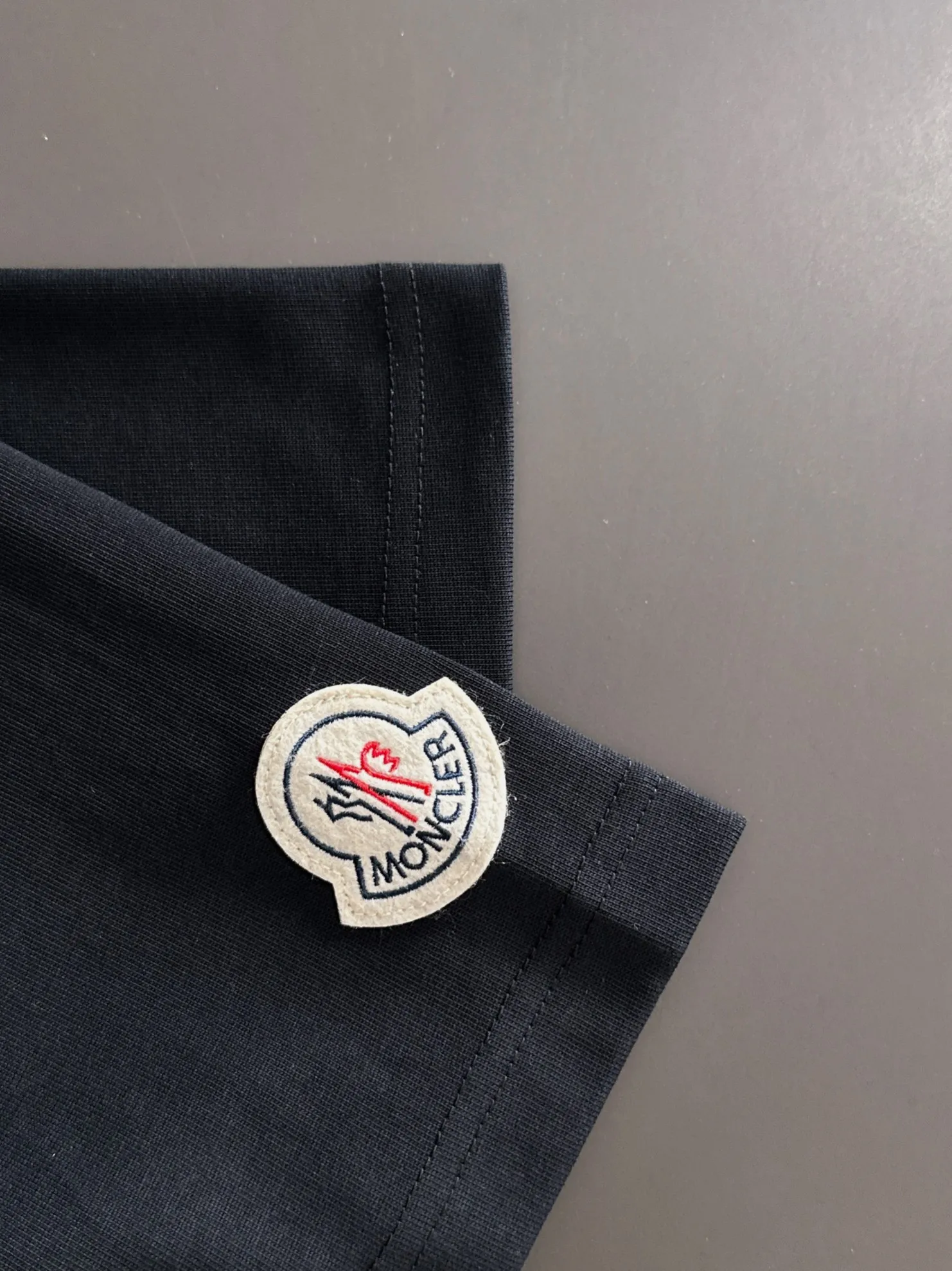 P230 Moncler* (exclusive quality in the market) hot style 2꯭0꯭26 spring and autumn short-sleeved style new, original ⌚️ high version, masked. The fabric is made of 380g high-density pure cotton custom fabric. No deformation, no shrinkage, three-dimensional drape. Introduction to the process: classic wool label + 10,000-needle embroidery. Color: black SIZE: S-XXL